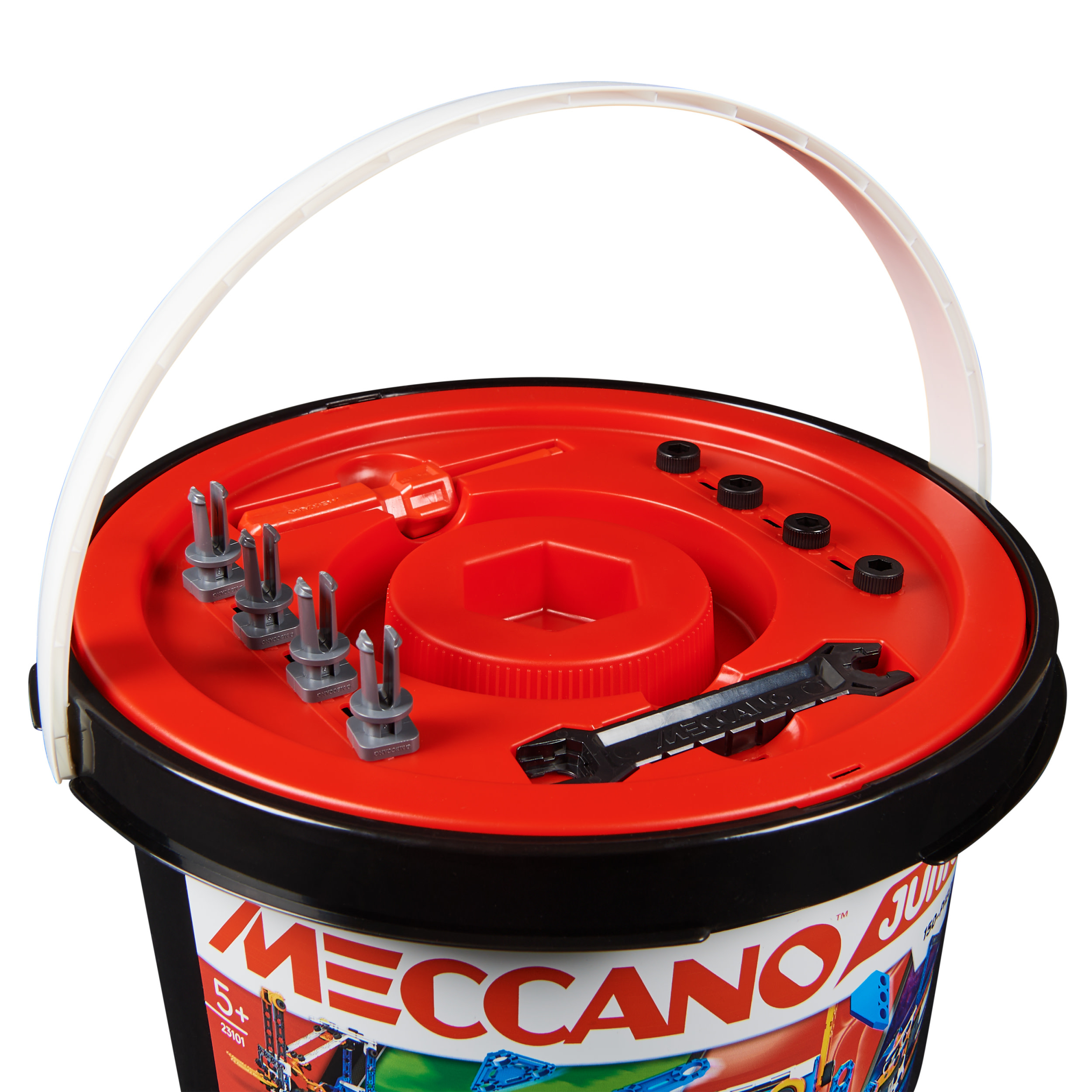 Un secchio per set Meccano. Coperchio rosso con attrezzi, perni grigi e chiave inglese nera. Manico bianco. Secchio nero e rosso.