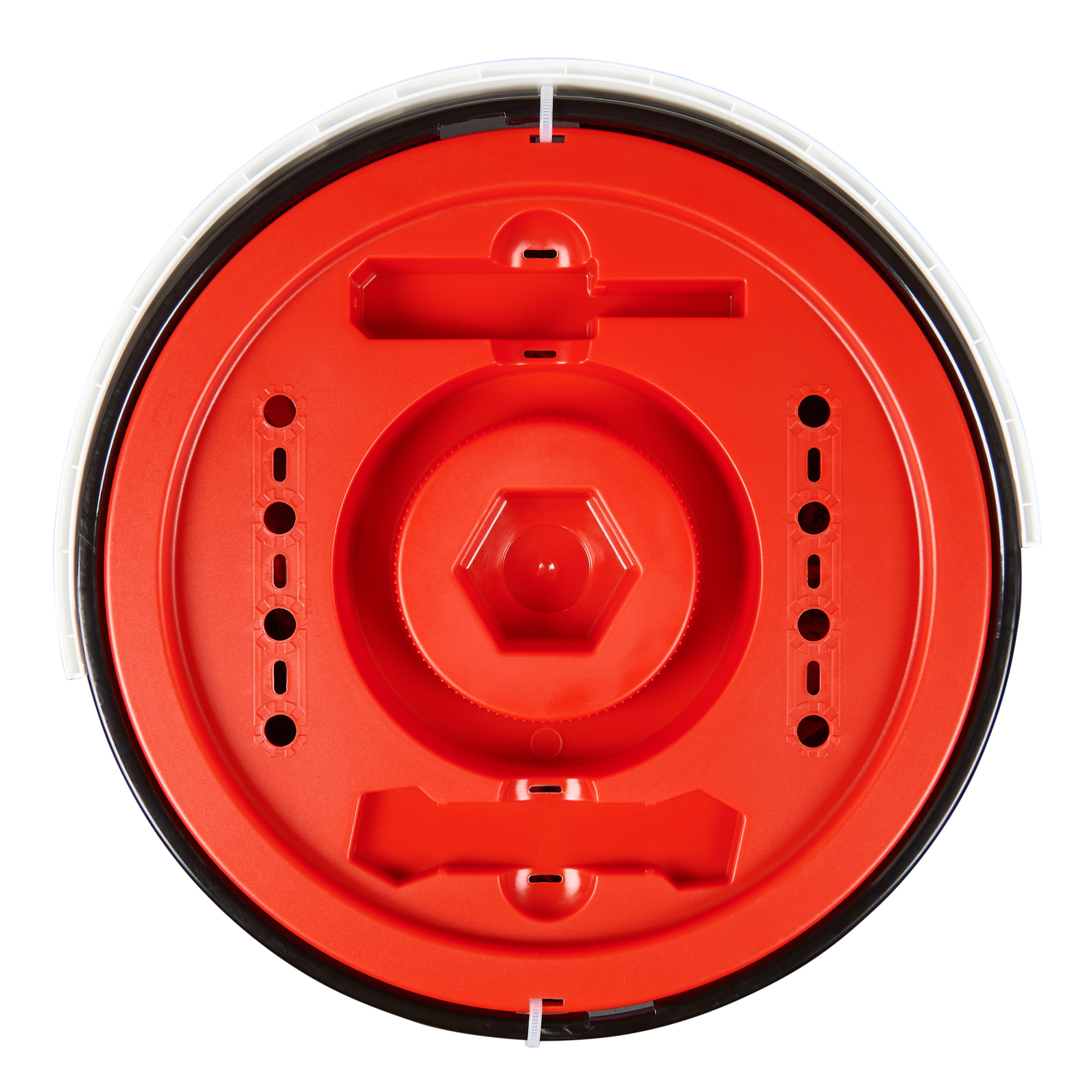 Coperchio rosso di contenitore in plastica. Forma esagonale centrale ed elementi strutturali. Sfondo bianco.