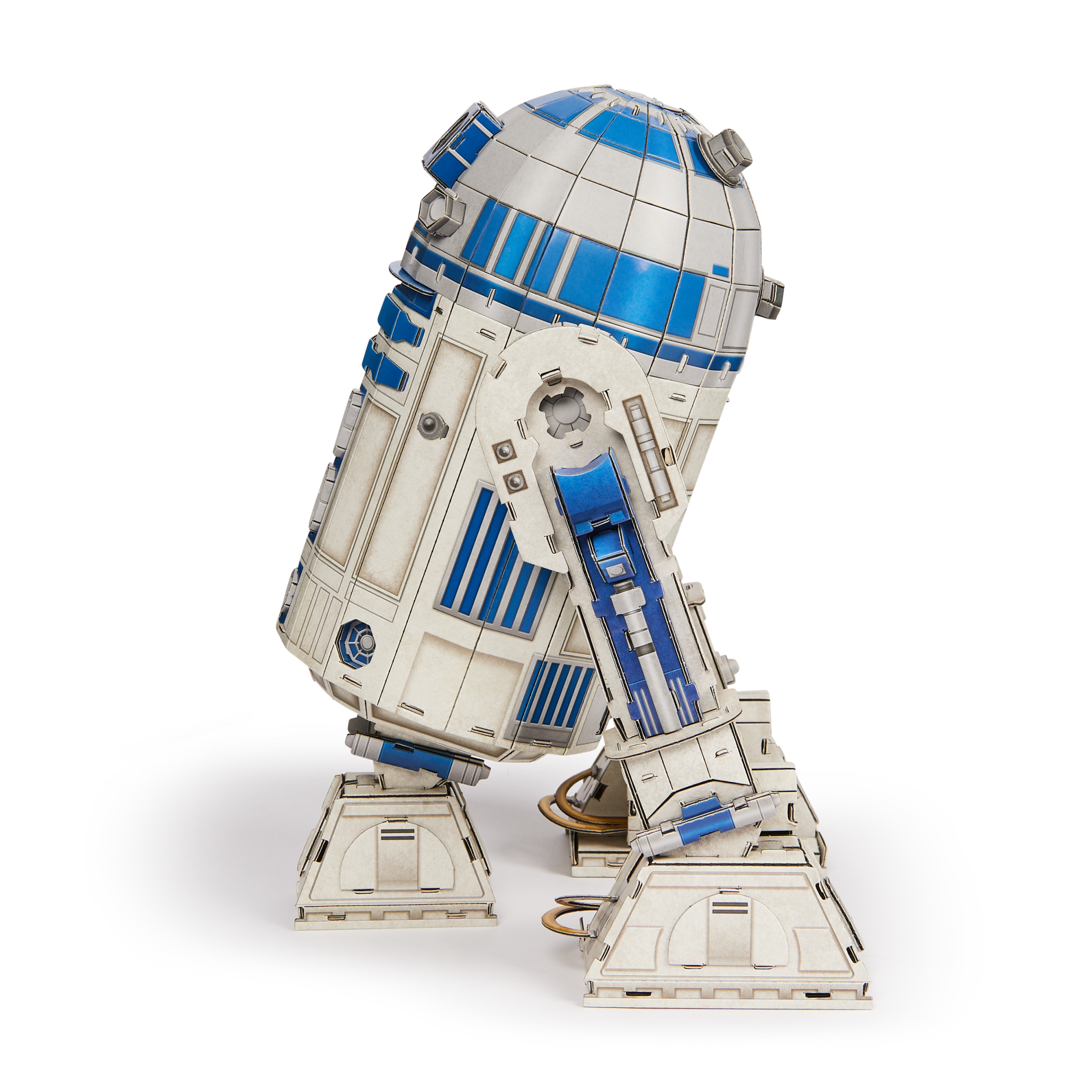 Szczegółowy model R2-D2. Droid jest biały i srebrny z niebieskimi detalami, stoi na białej powierzchni.