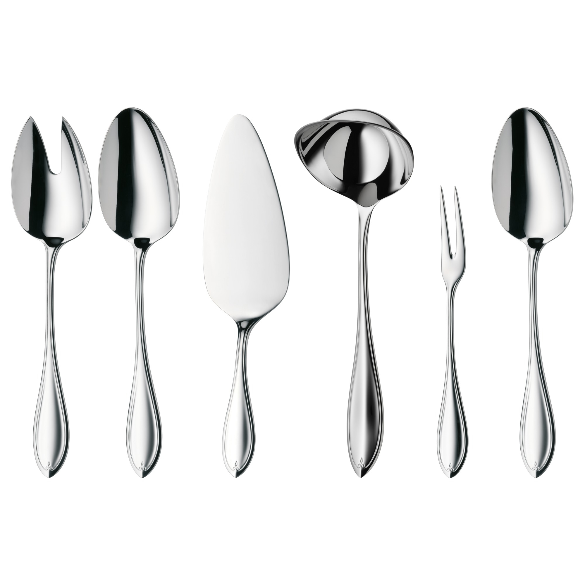 Silberbesteck-Set auf Weiß. Enthält Salatgabel, Löffel, Tortenheber, Schöpflöffel und Gabel. Glänzendes Metall mit leichten Reflexionen.