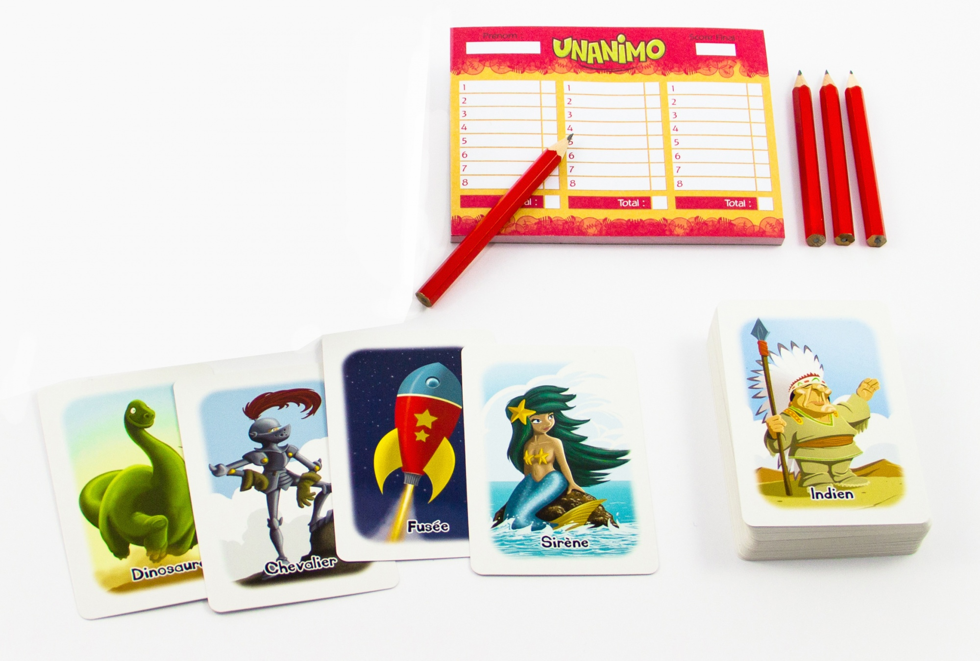 Carte da gioco e un foglio segnapunti su una superficie bianca. Le carte raffigurano un dinosauro, un cavaliere, un razzo, una sirena e un indiano.