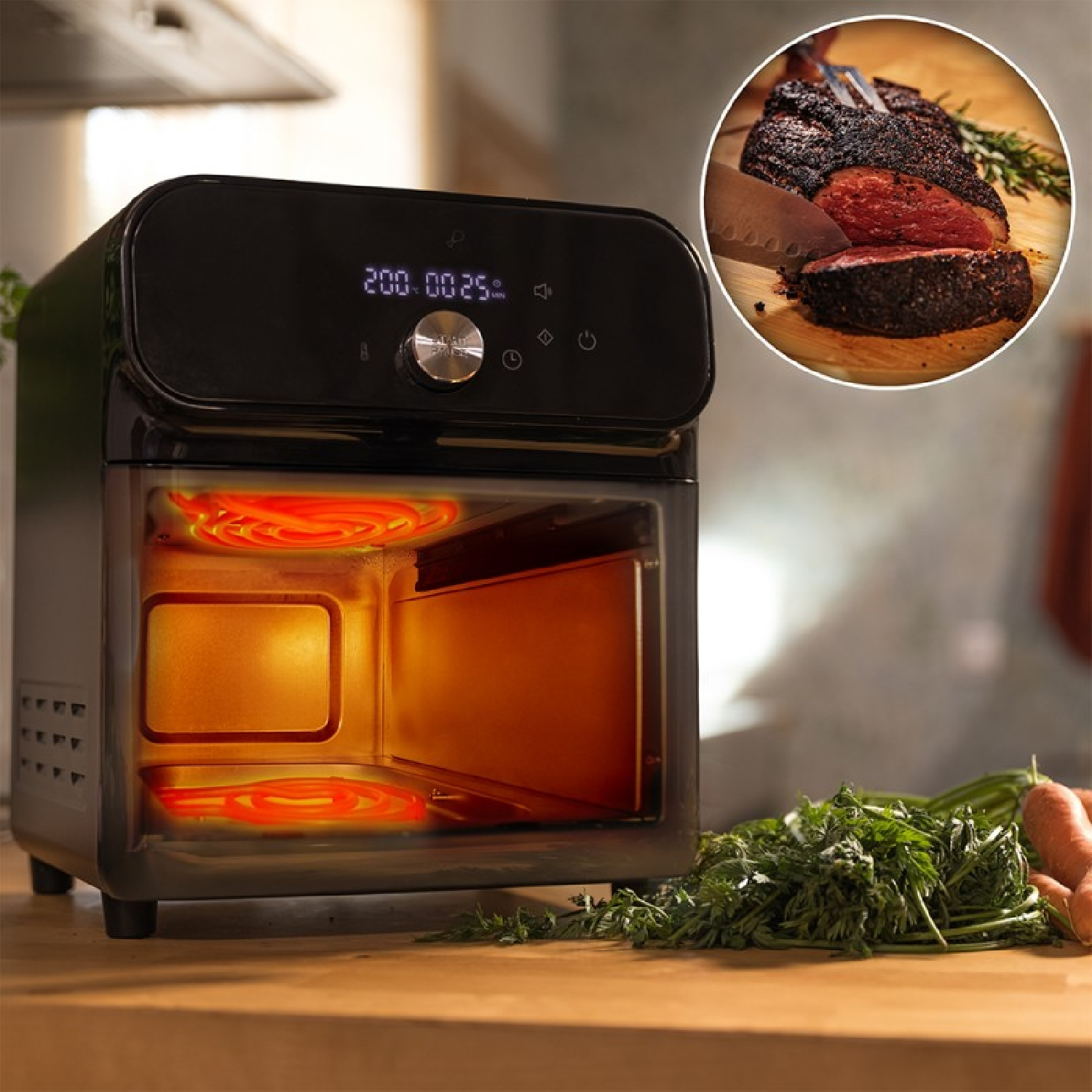 Una freidora de aire negra con pantalla digital. Una muestra de carne cocinada está en la parte superior derecha. Verduras están abajo a la derecha.