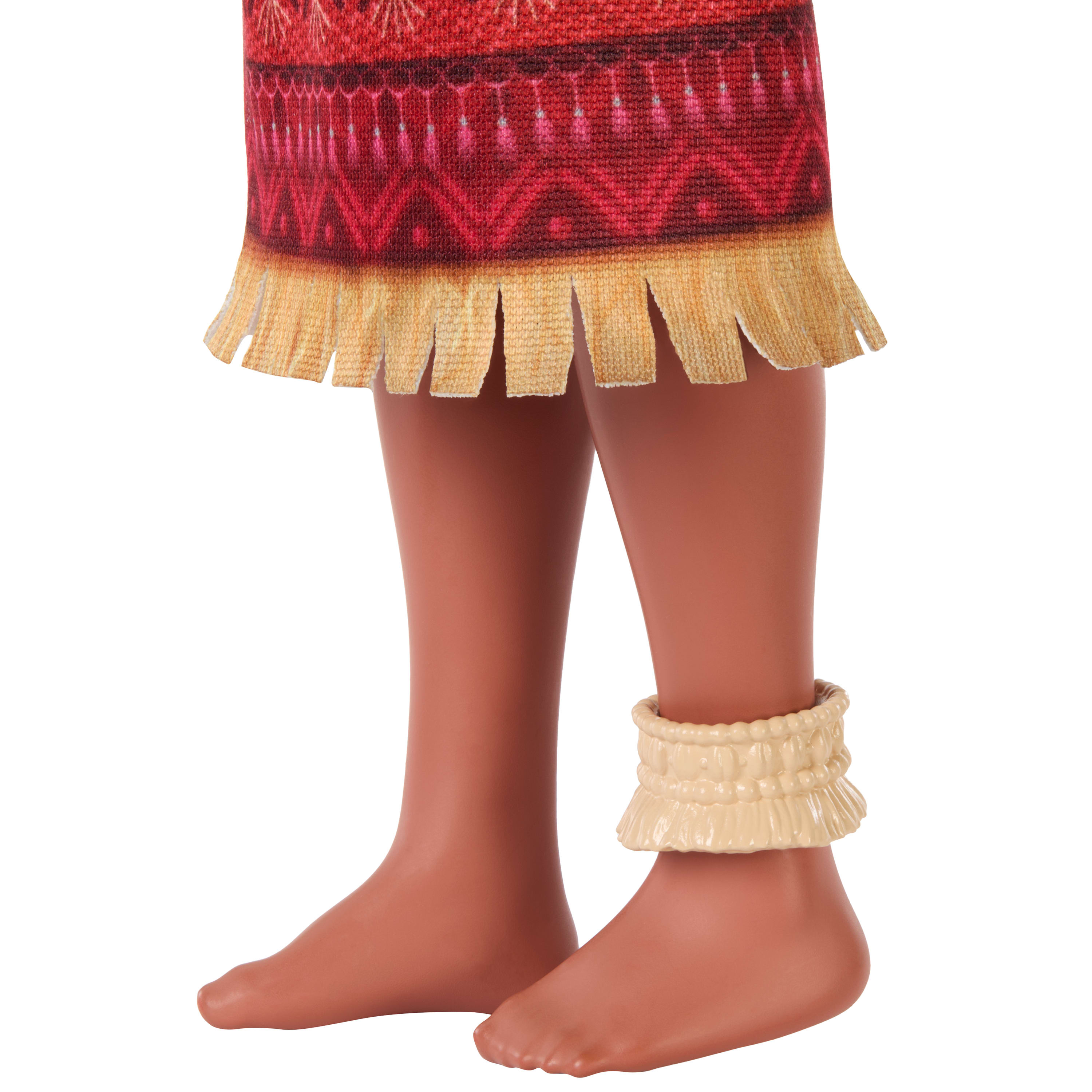 Puppenbeine mit brauner Haut, rotem Rock mit gelbem Saum und beigem Knöchelarmband.