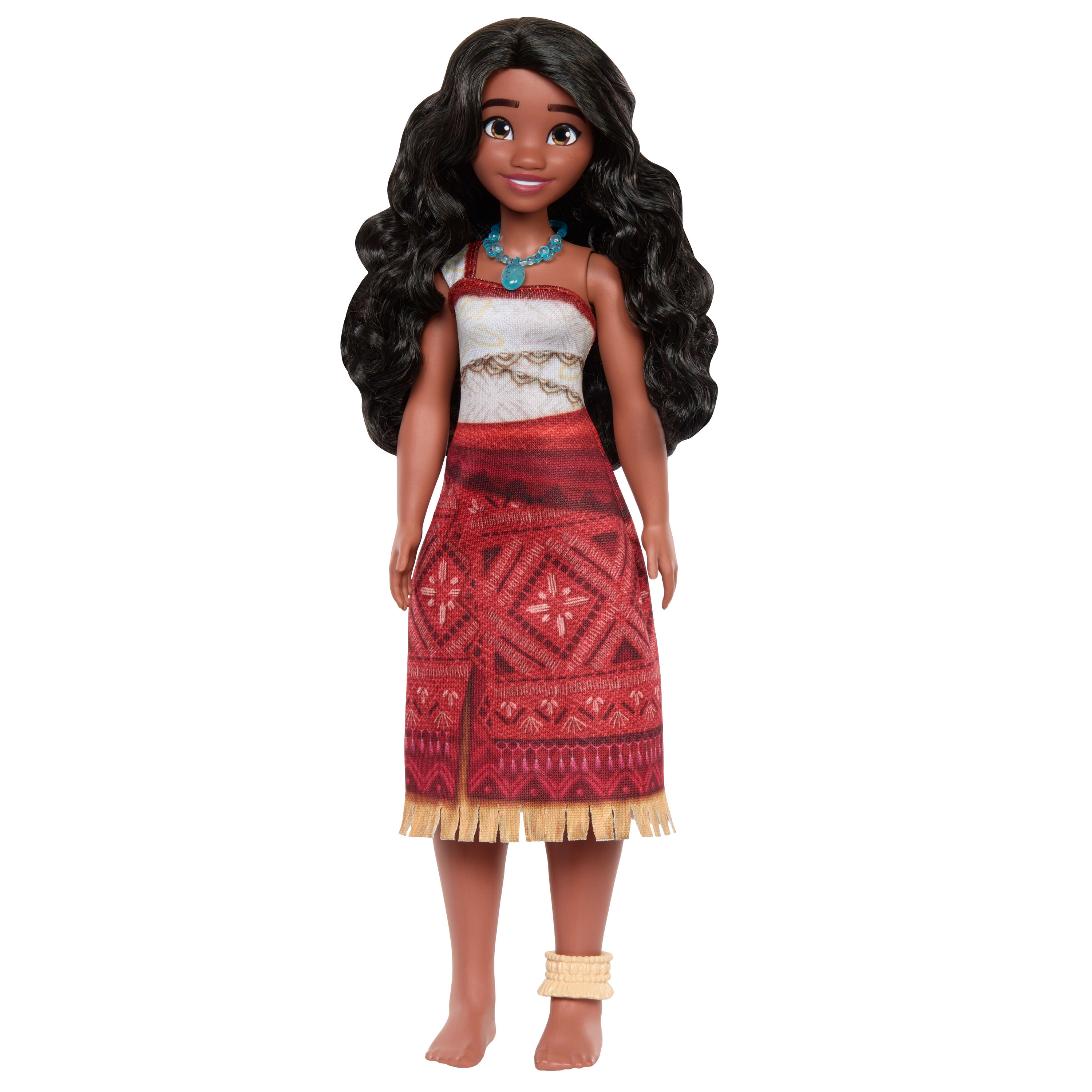 Eine Puppe von Moana, die ein weißes und rotes Kleid, lange schwarze Haare und eine blaue Halskette trägt, steht auf weißem Hintergrund.