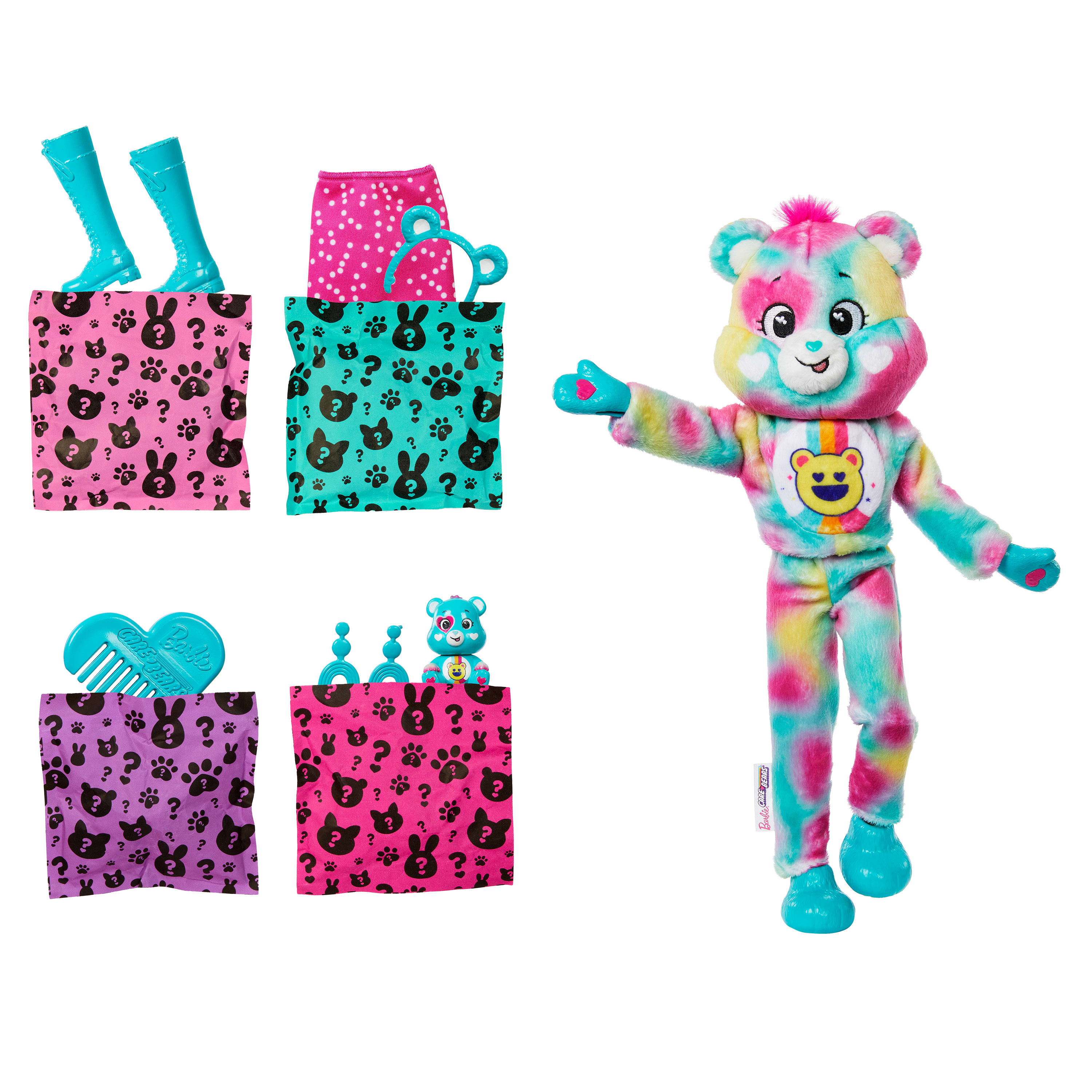 Eine bunte Care Bear-Puppe mit Zubehör. Taschen enthalten Spielzeugstiefel, Rock, Kamm und eine kleine Bärenfigur.