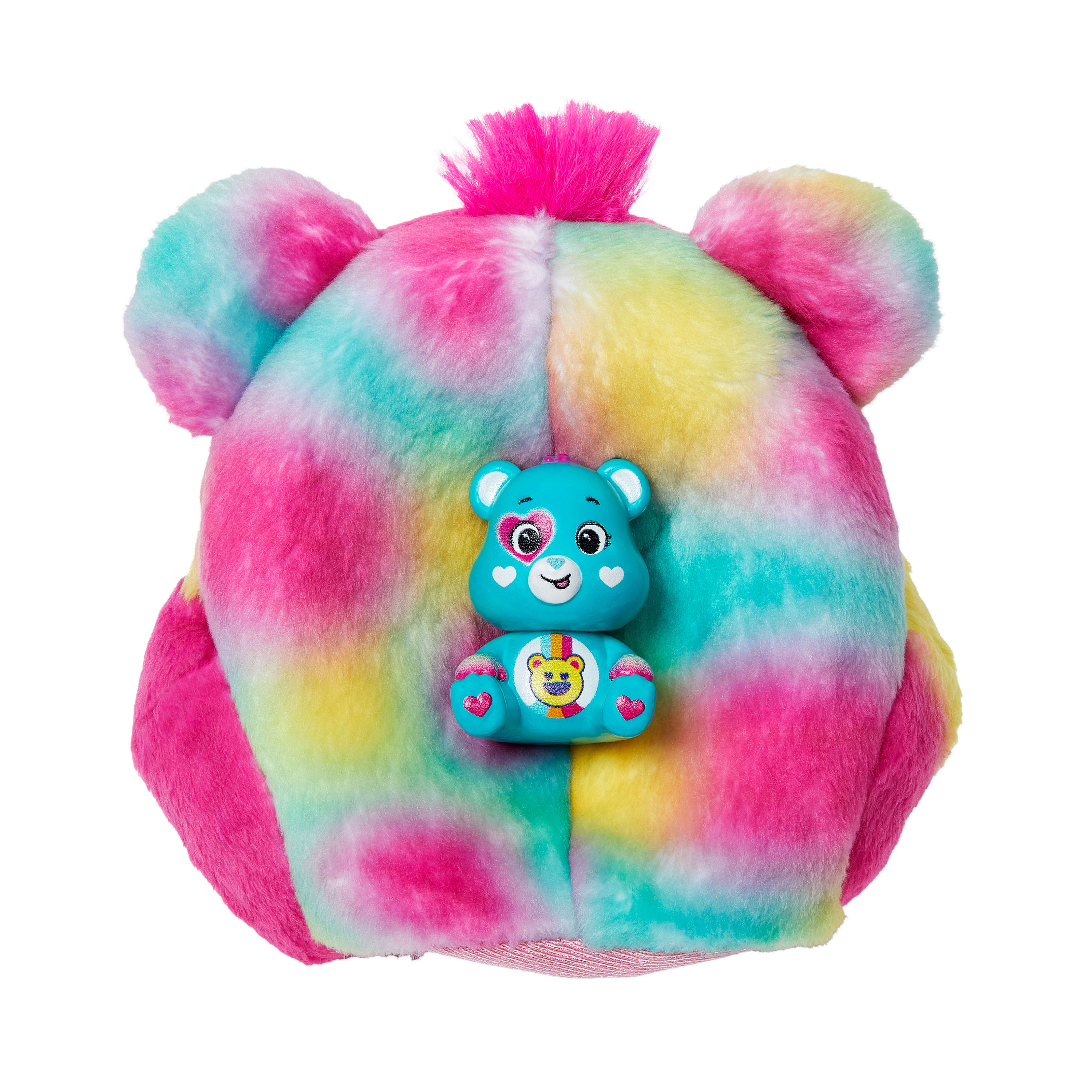 Ein buntes Care Bear-Spielzeug. Es ist blau, mit Regenbogenbauch und Herzdetails, vor weißem Hintergrund.