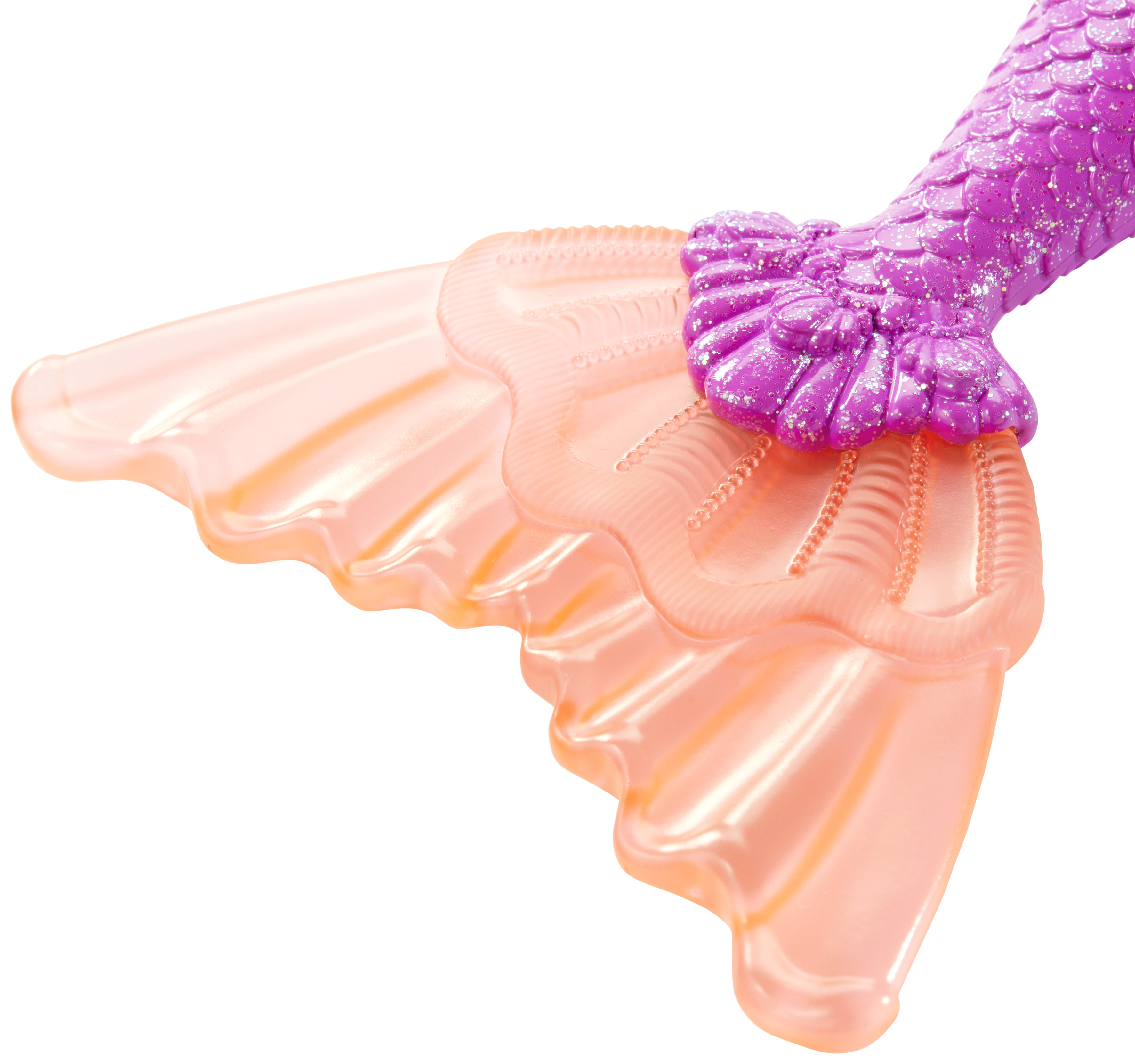 Une queue de sirène, rose et violet avec des paillettes, sur fond blanc.