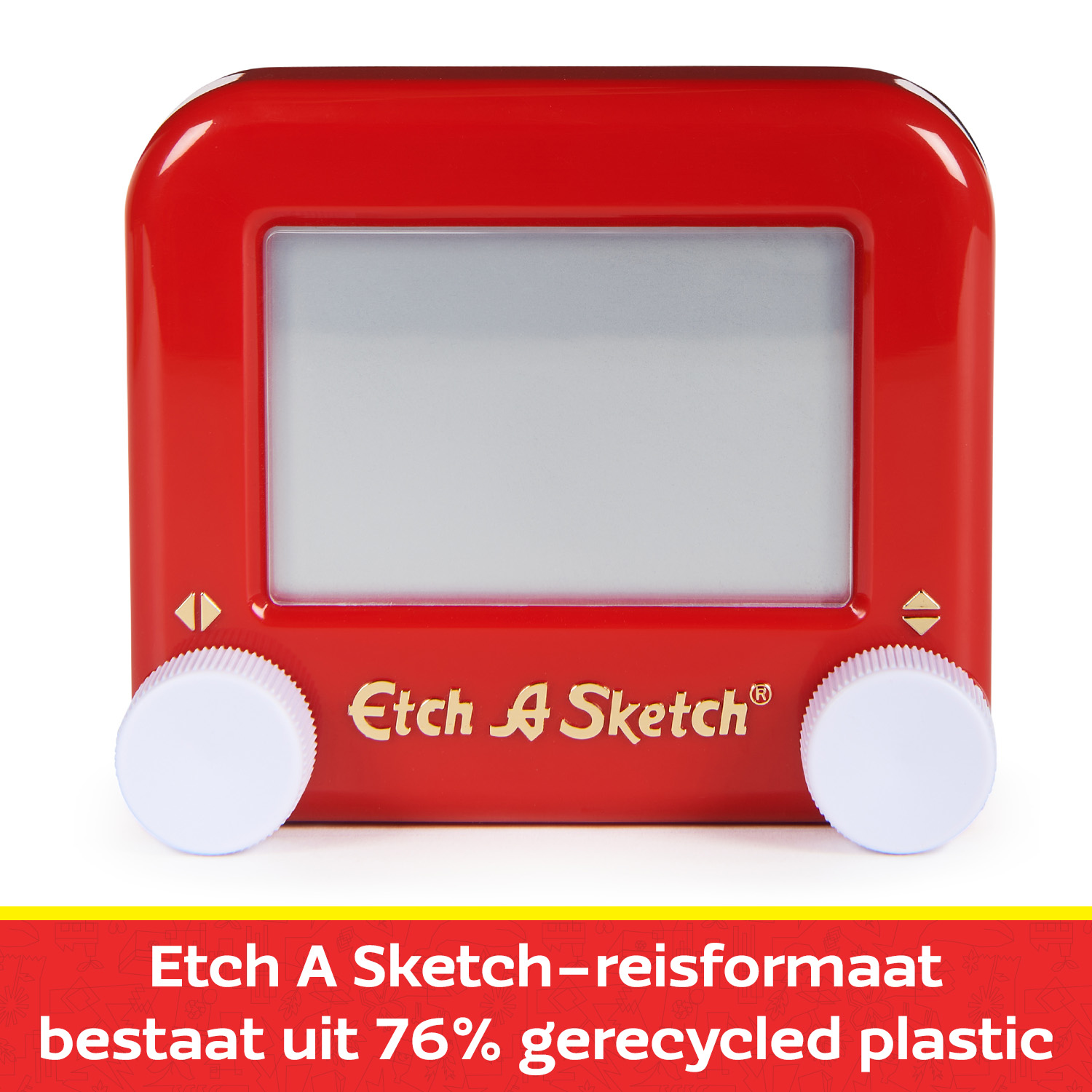 Czerwona zabawka Etch A Sketch z białymi pokrętłami. Ekran jest pusty. Tekst poniżej mówi, że jest wykonana w 76% z tworzywa sztucznego pochodzącego z recyklingu.