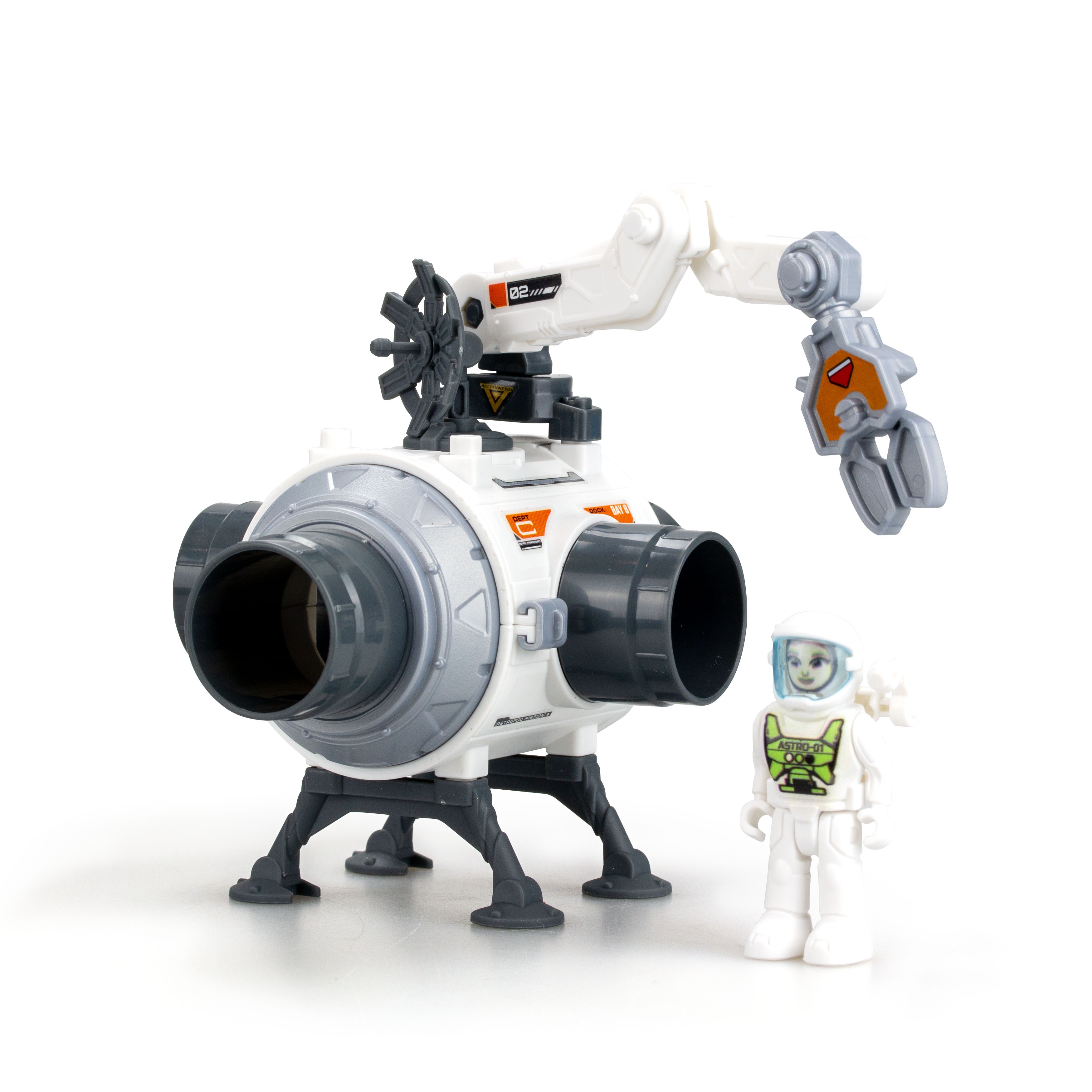 Ein weißes Spielzeugraumschiff mit einer Astronautenfigur. Das Raumschiff hat einen mechanischen Arm und ein rotierendes Rad.