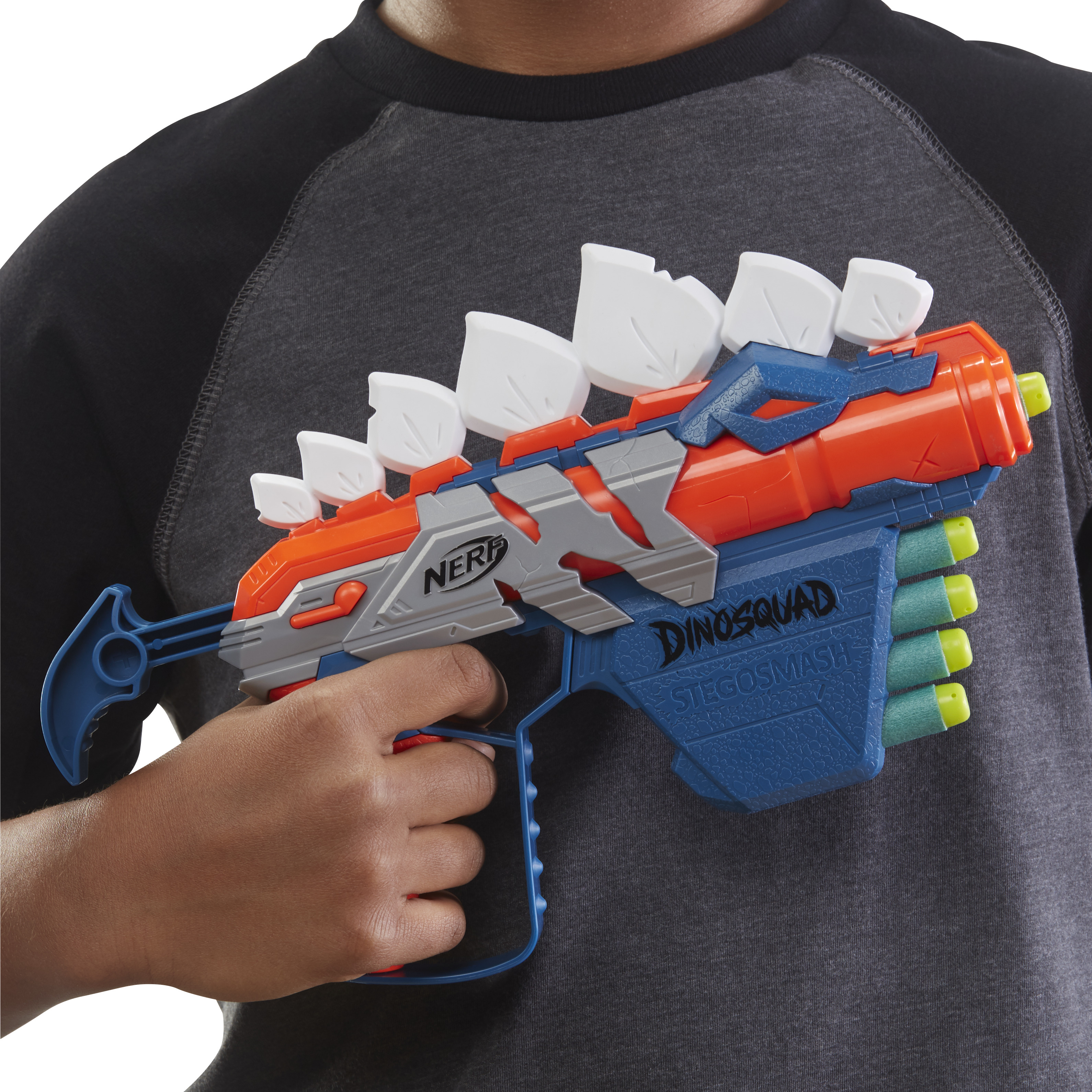 Eine Person hält eine Nerf DinoSquad Stegosmash Spielzeugpistole, orange, blau und weiß mit Darts.