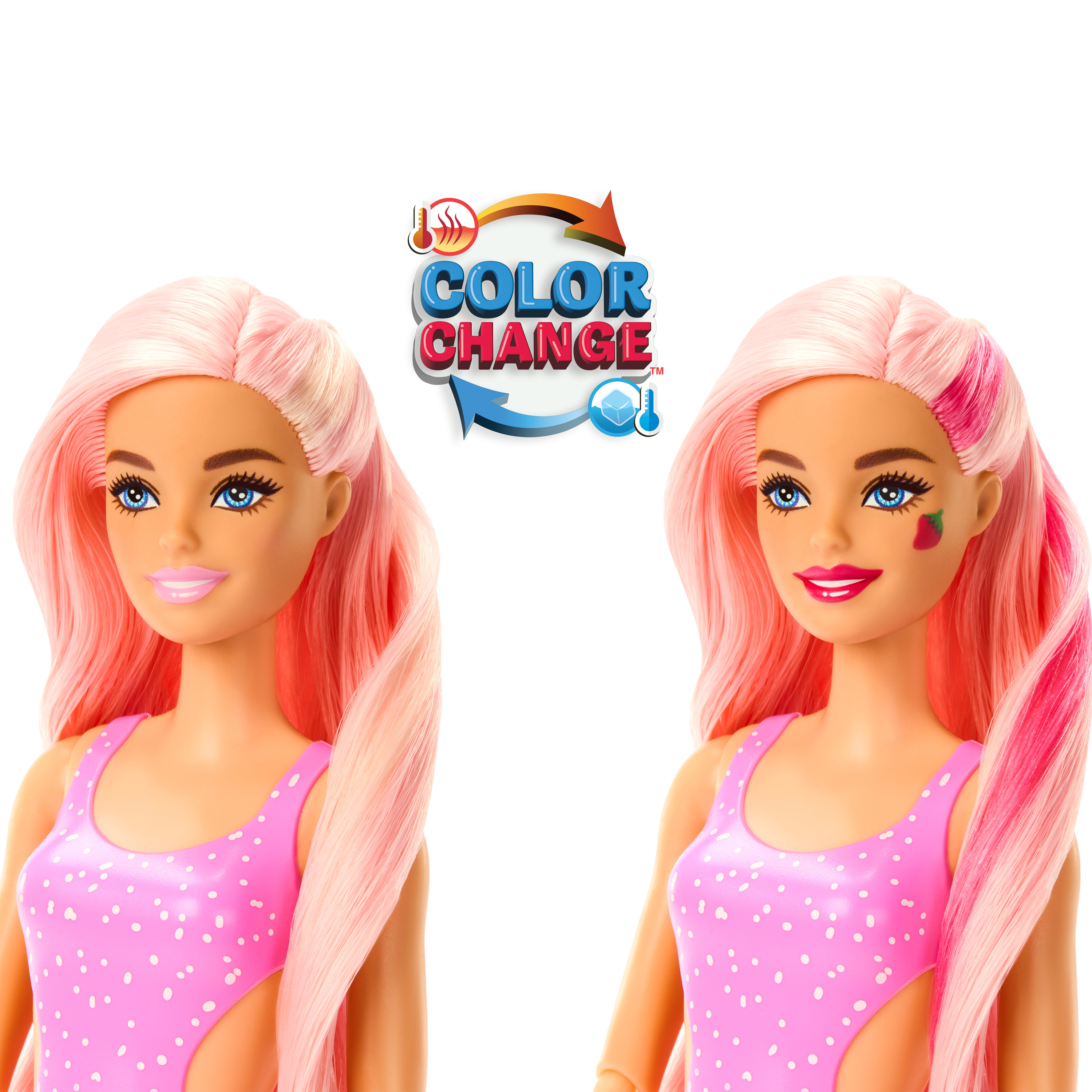 Zwei Barbie-Puppen mit pinkfarbenem Haar und gepunkteten Badeanzügen. Eine hat eine Erdbeer-Gesichtsbemalung.
