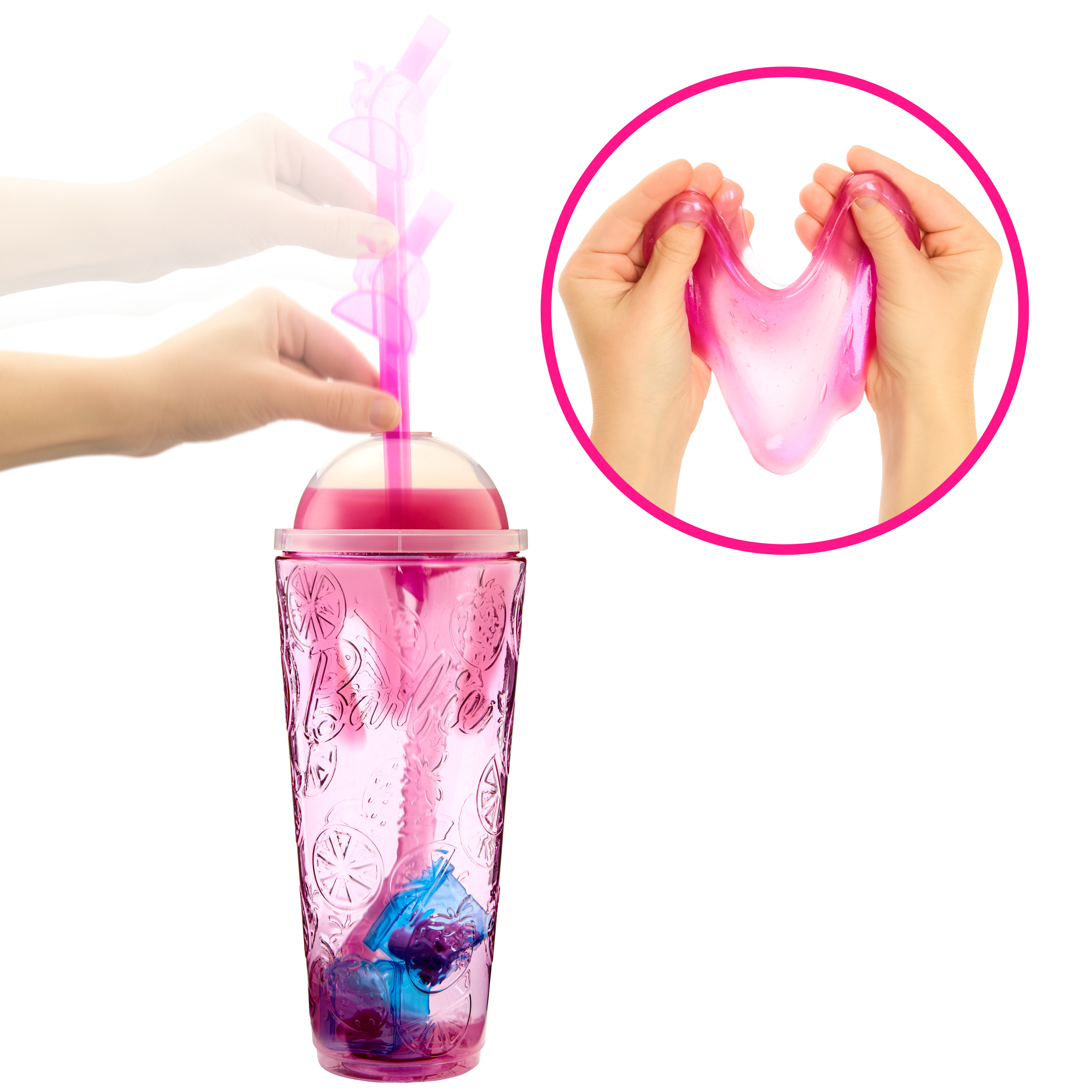Ein rosa Barbie-Becher mit Strohhalm. Hände halten rosa Schleim in einem Kreis. Der Becher enthält blaue und lila Objekte.