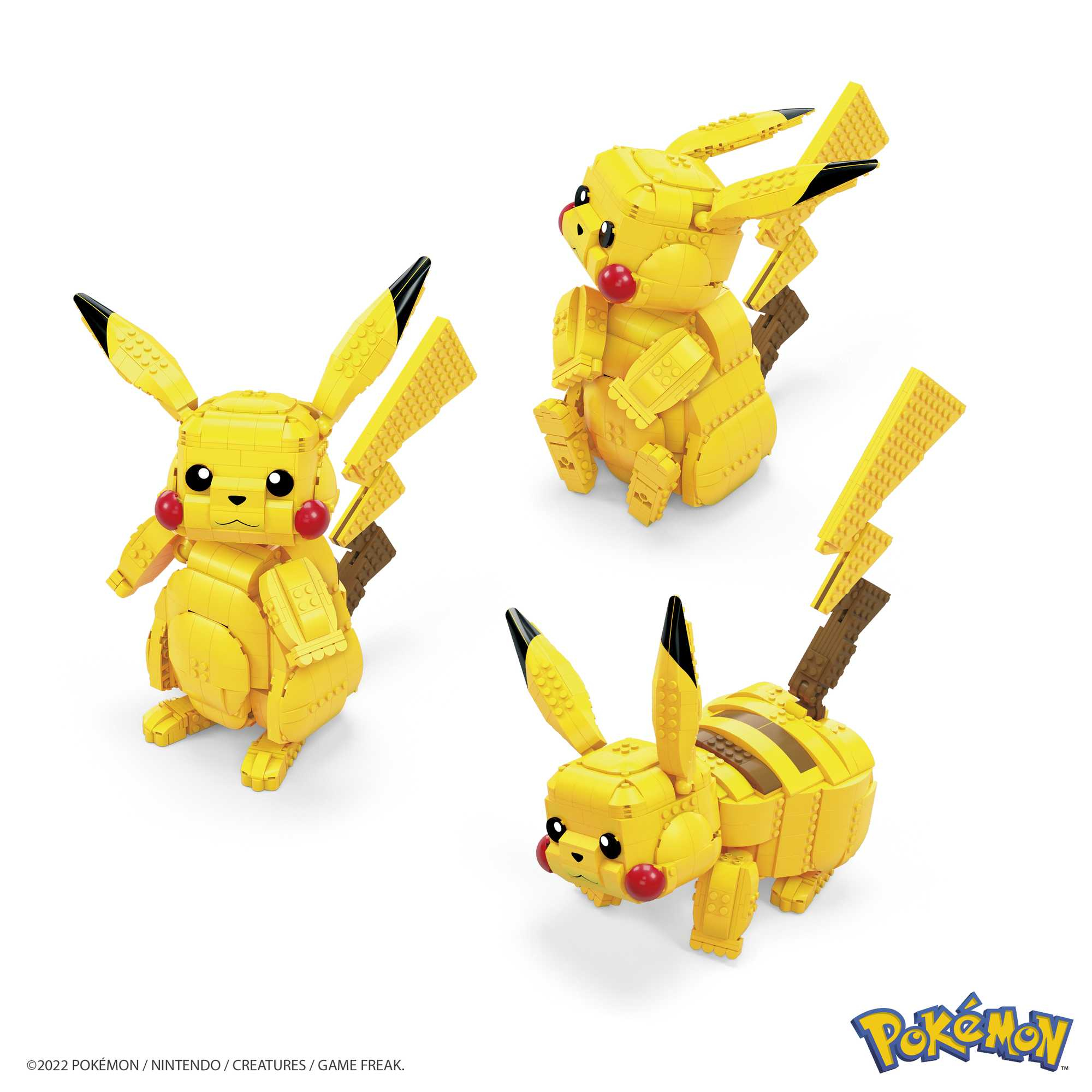 Tres figuras de Pikachu hechas con ladrillos Lego amarillos. Tienen orejas negras, mejillas rojas y colas marrones. Fondo blanco.