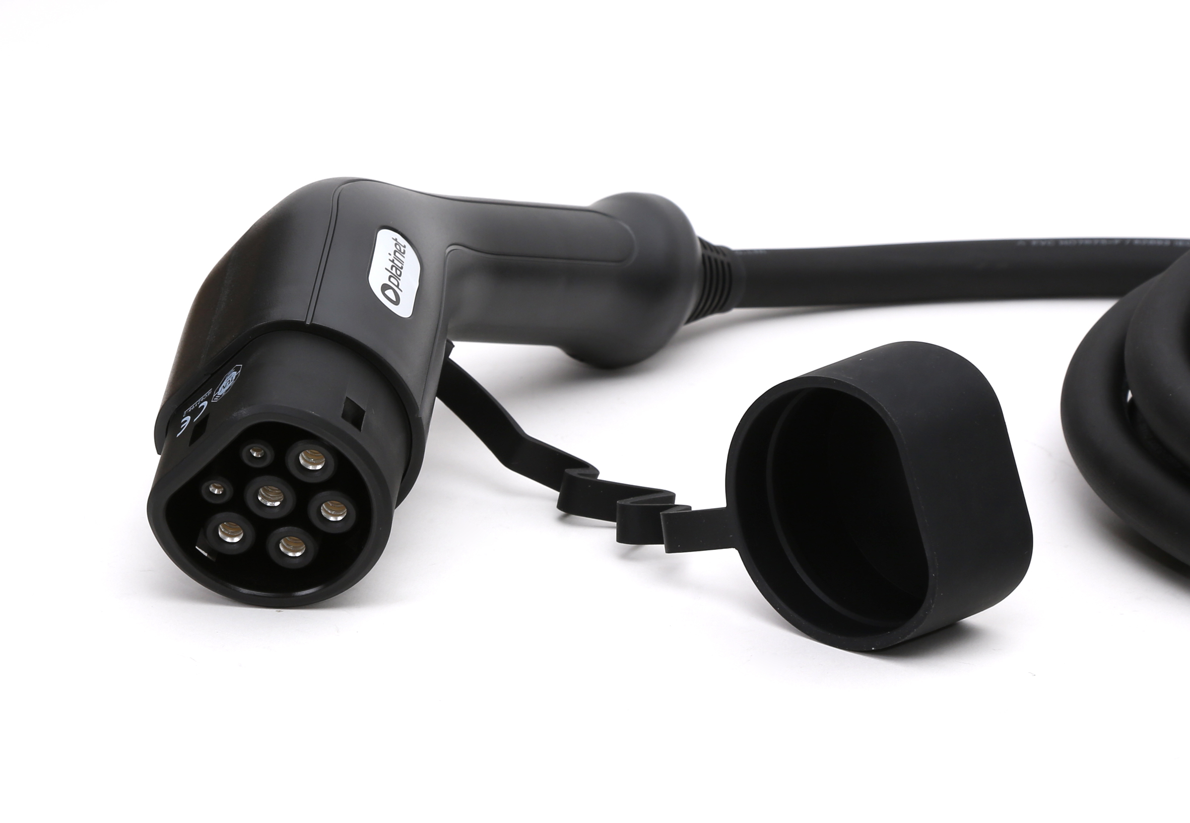 Connettore di ricarica per veicoli elettrici nero con cappuccio protettivo. Sfondo bianco.