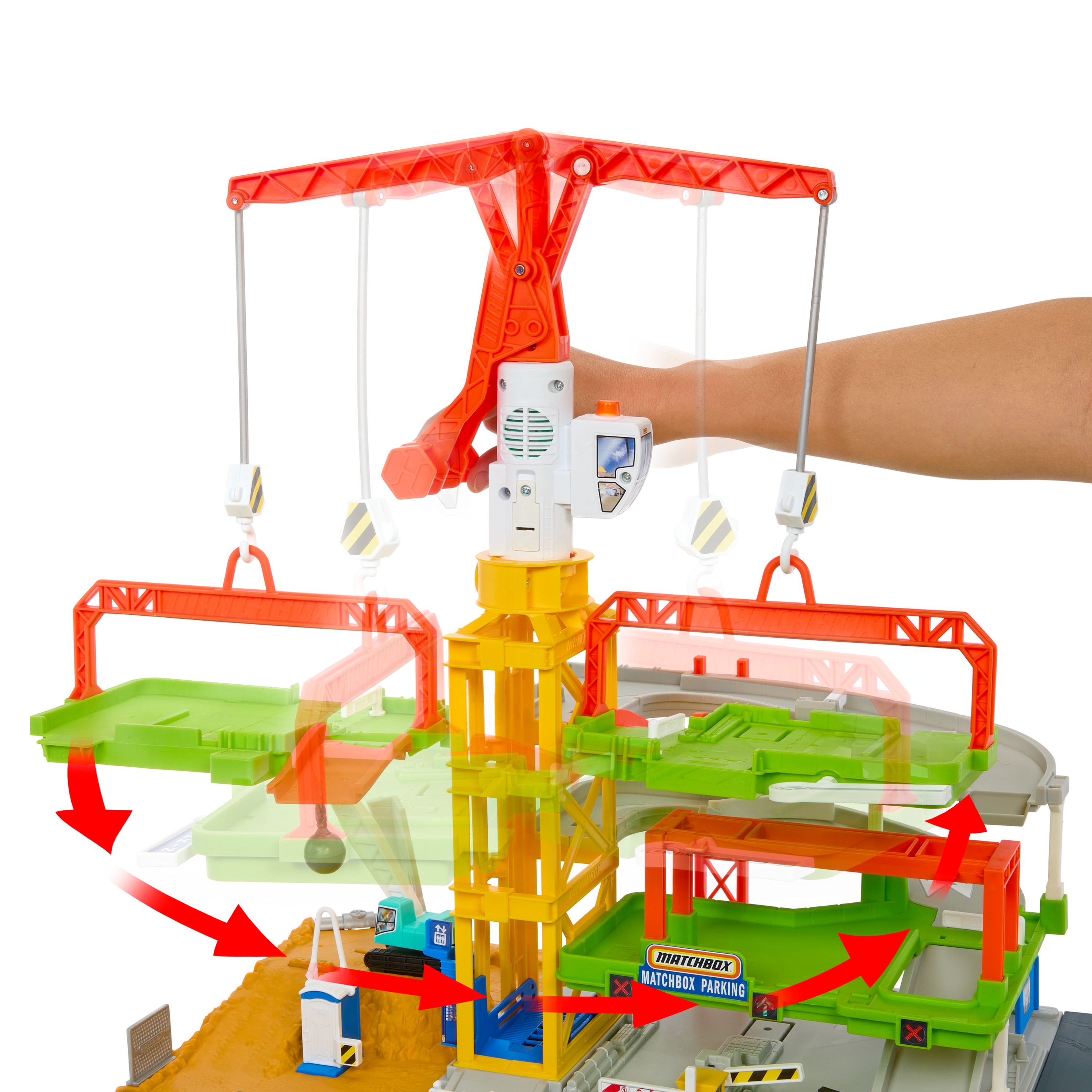 Un juguete de construcción con una grúa, múltiples niveles y una mano manipulando la grúa.