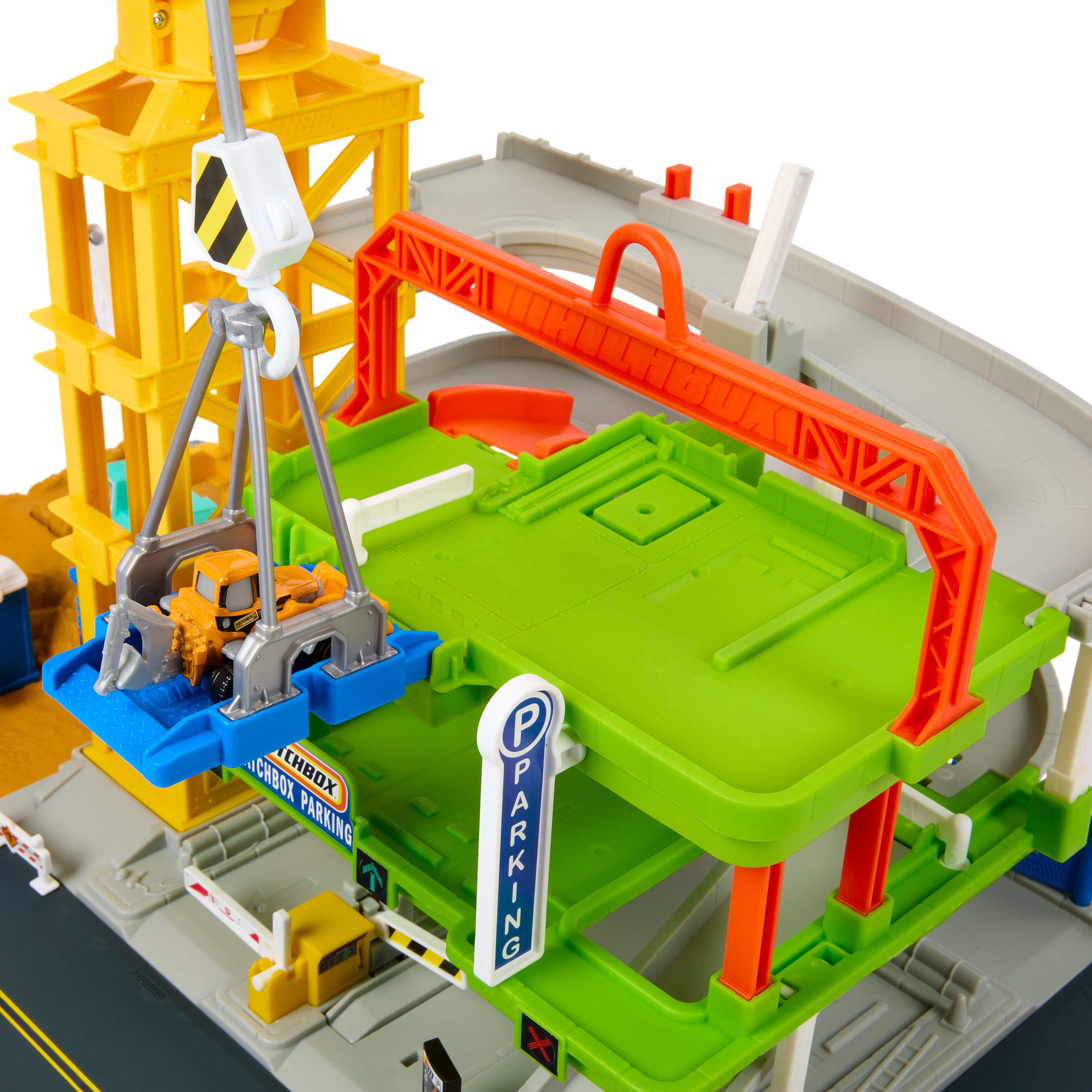 Garaje de juguete con una grúa que levanta un pequeño vehículo de construcción amarillo. Verde, naranja y gris.