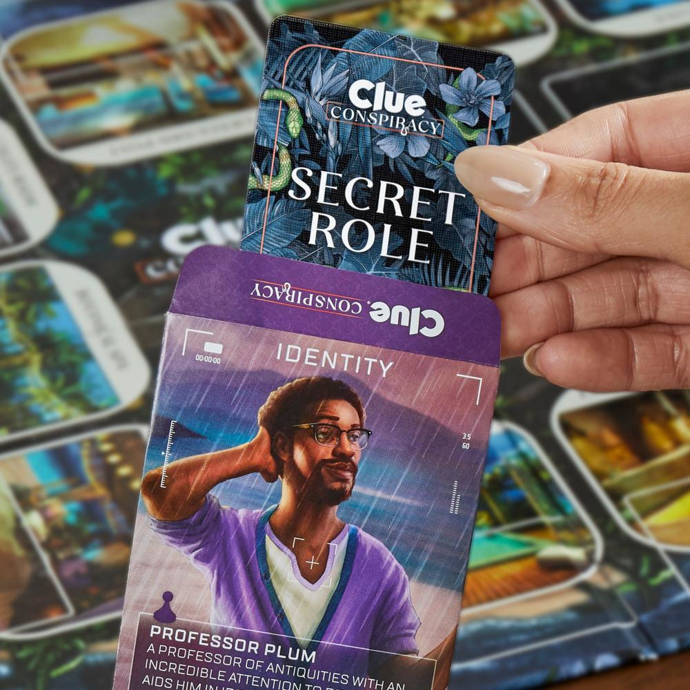 Eine Hand hält eine Clue-Spielkarte mit der Aufschrift 'Secret Role' über einer 'Identity'-Karte. Die Identitätskarte zeigt 'Professor Plum'.