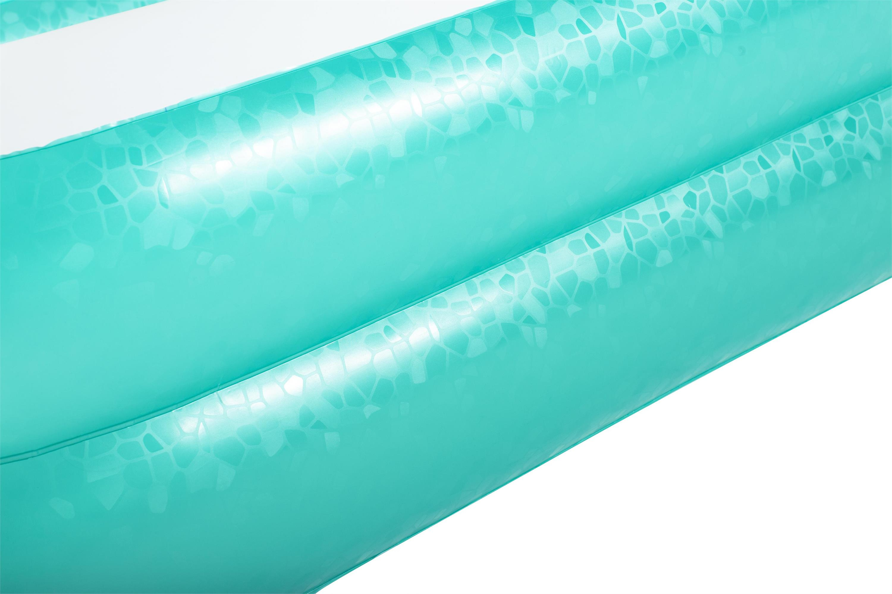 Gros plan sur une piscine gonflable turquoise avec un motif en mosaïque. Du blanc est visible en haut à gauche.