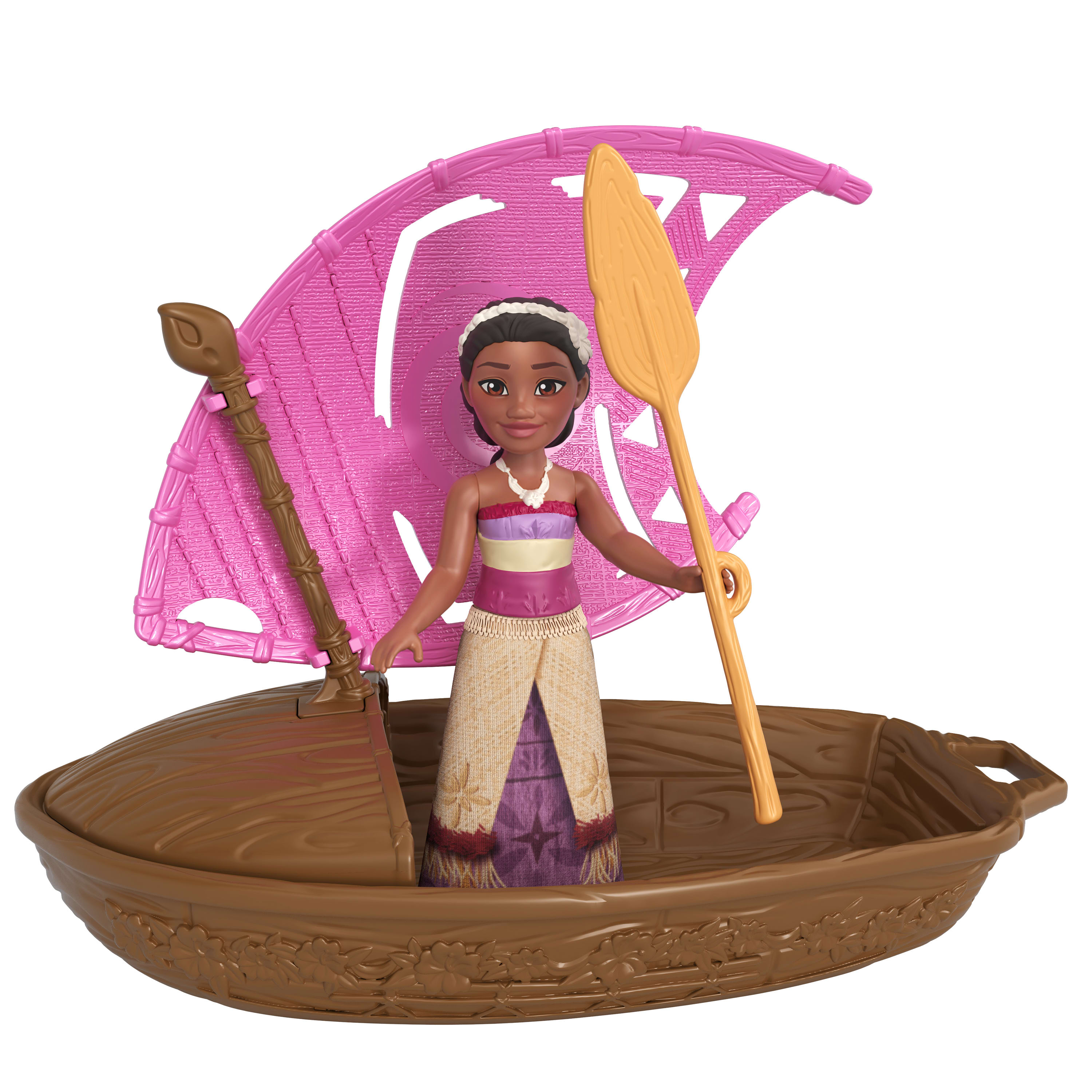 Eine Puppe in einem Boot mit rosa Segel und Paddel. Die Puppe trägt ein buntes Kleid und hält das Paddel.
