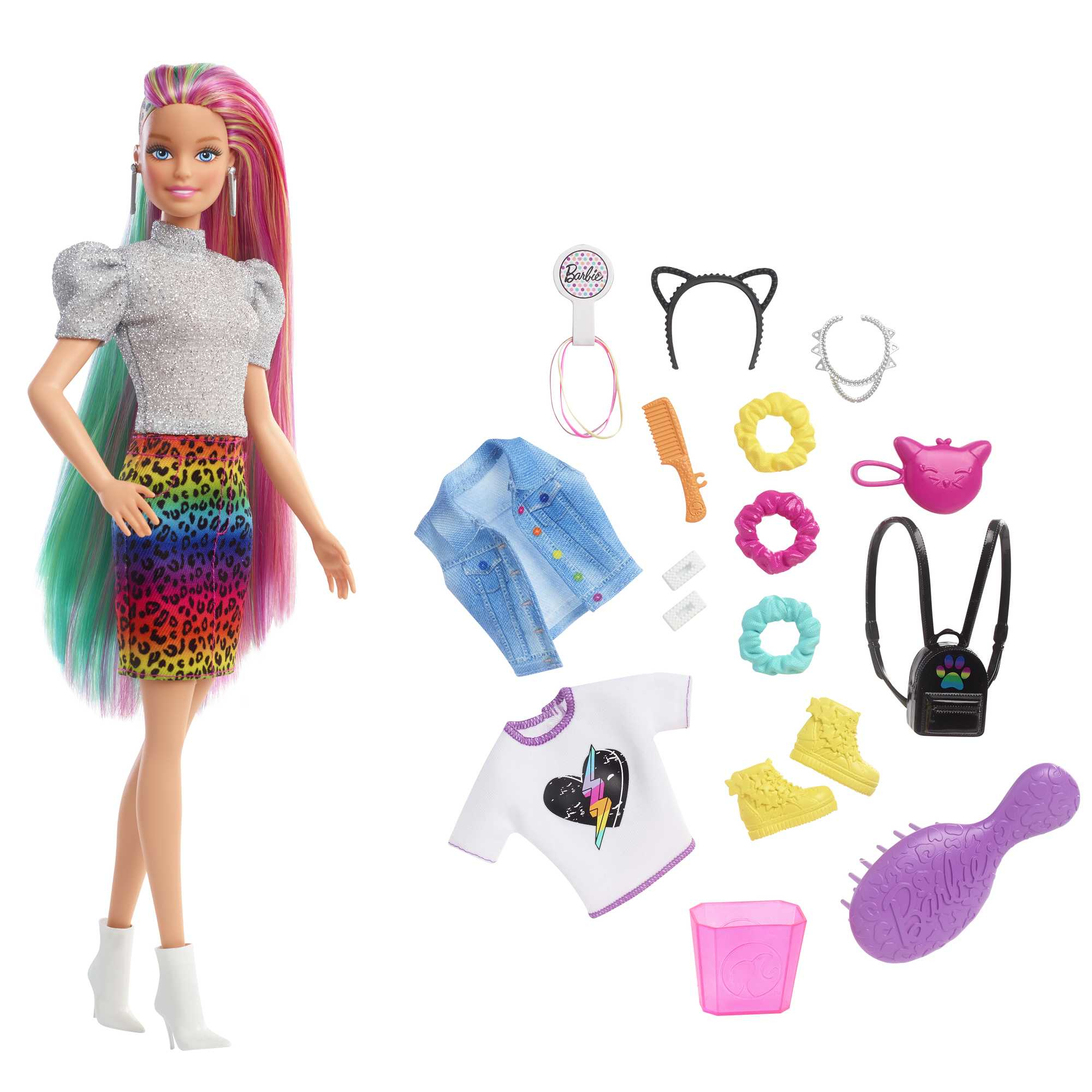 Eine Barbie-Puppe mit Regenbogenhaar und einem Leopardenmuster-Rock steht neben Zubehör wie Kleidung, Schuhen und einem Rucksack.
