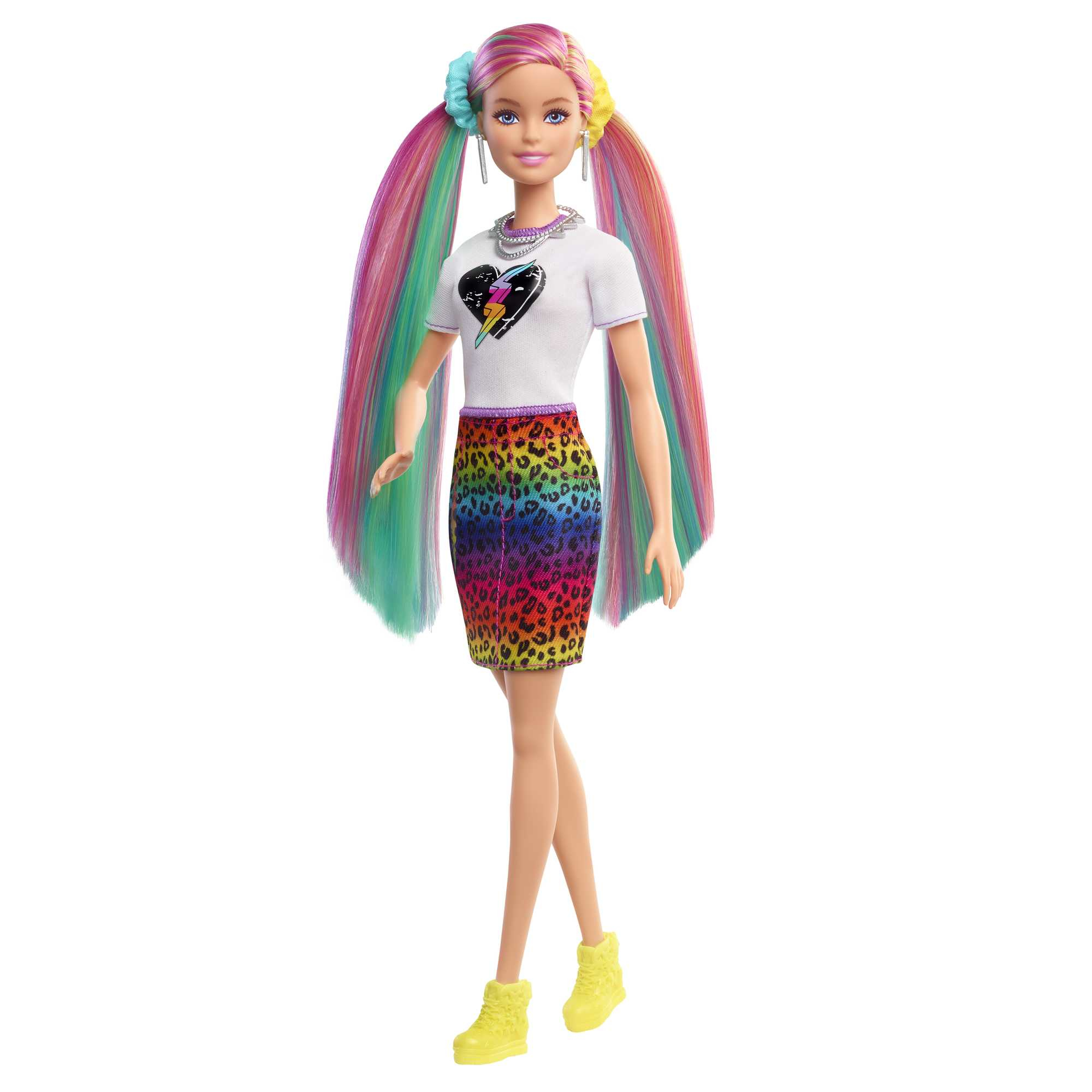 Barbie-Puppe mit Regenbogenhaar, trägt ein weißes T-Shirt, einen Regenbogen-Leopardenrock und gelbe Stiefel. Weißer Hintergrund.