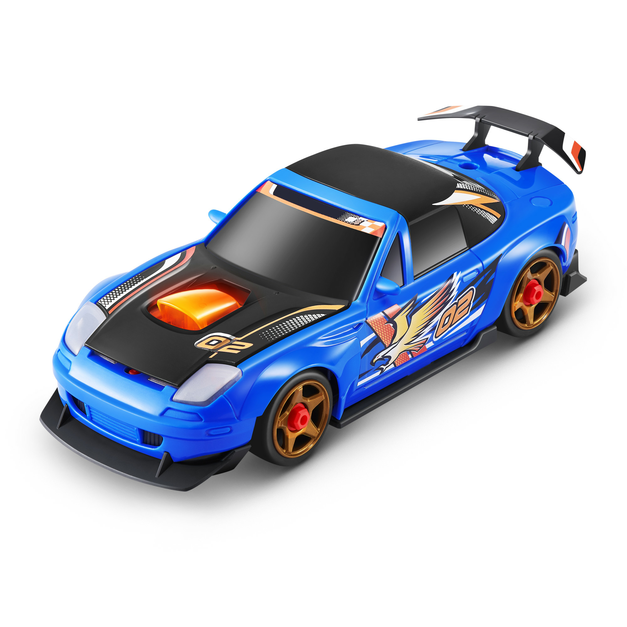 Niebieski zabawkowy samochód sportowy na białym tle. Posiada czarny dach, pomarańczowe akcenty i złote koła. Skrzydło tylne.