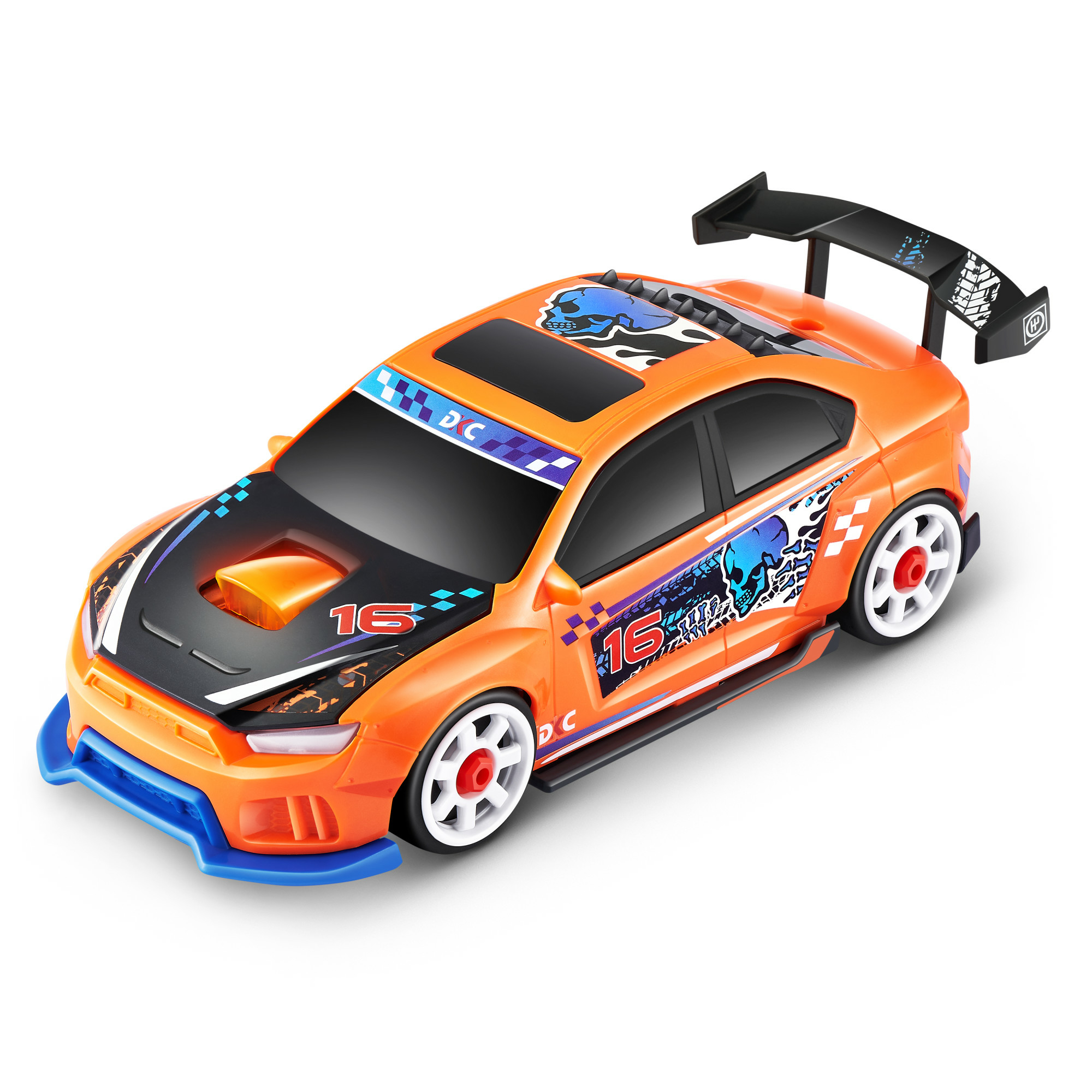 Pomarańczowy samochodzik z czarną maską i spojlerem, białymi kołami i niebieskimi akcentami. Naklejki z czaszkami i numer 16.