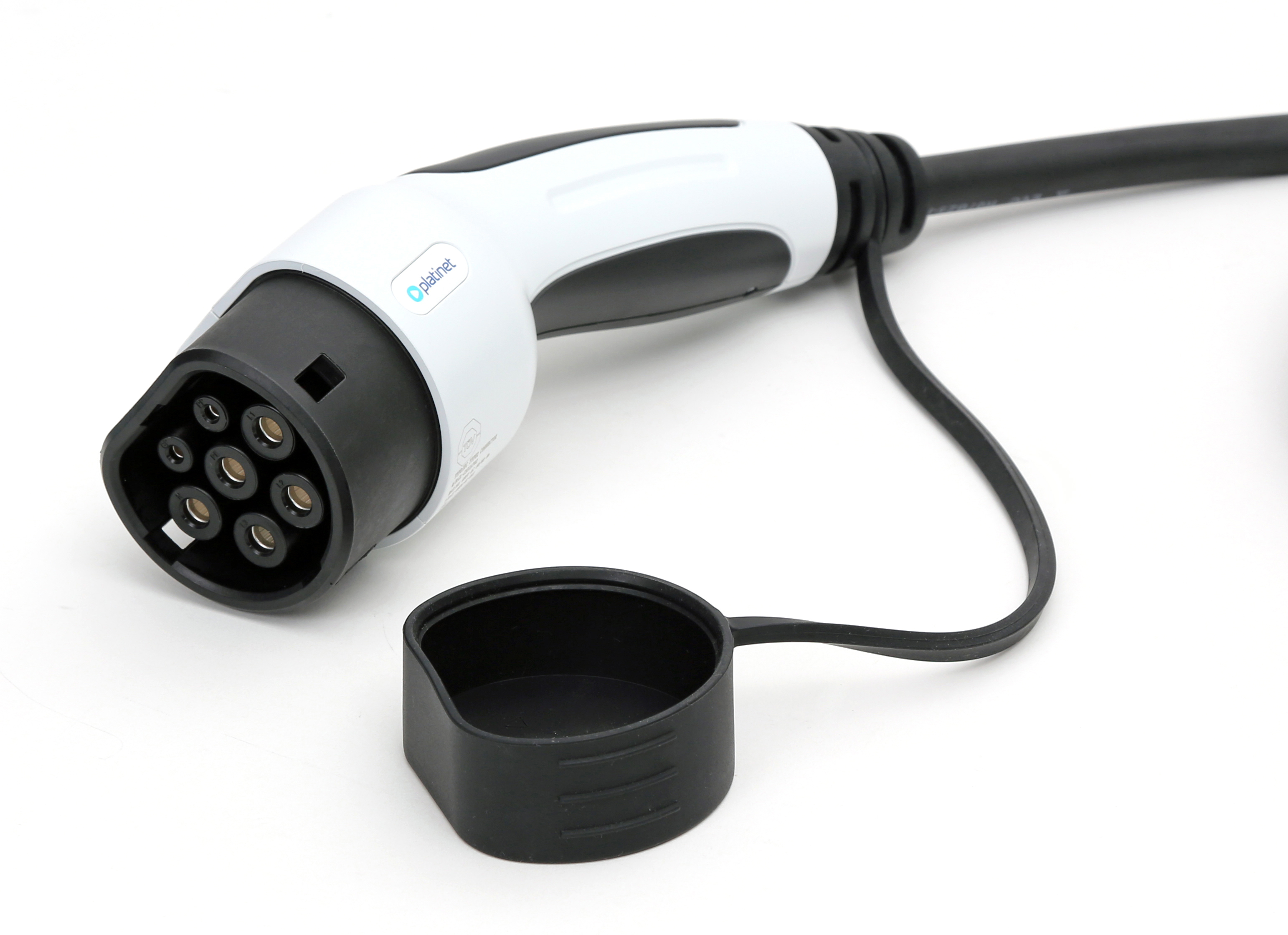 Un connettore di ricarica per veicoli elettrici. È bianco e nero con un tappo nero. Lo sfondo è bianco.