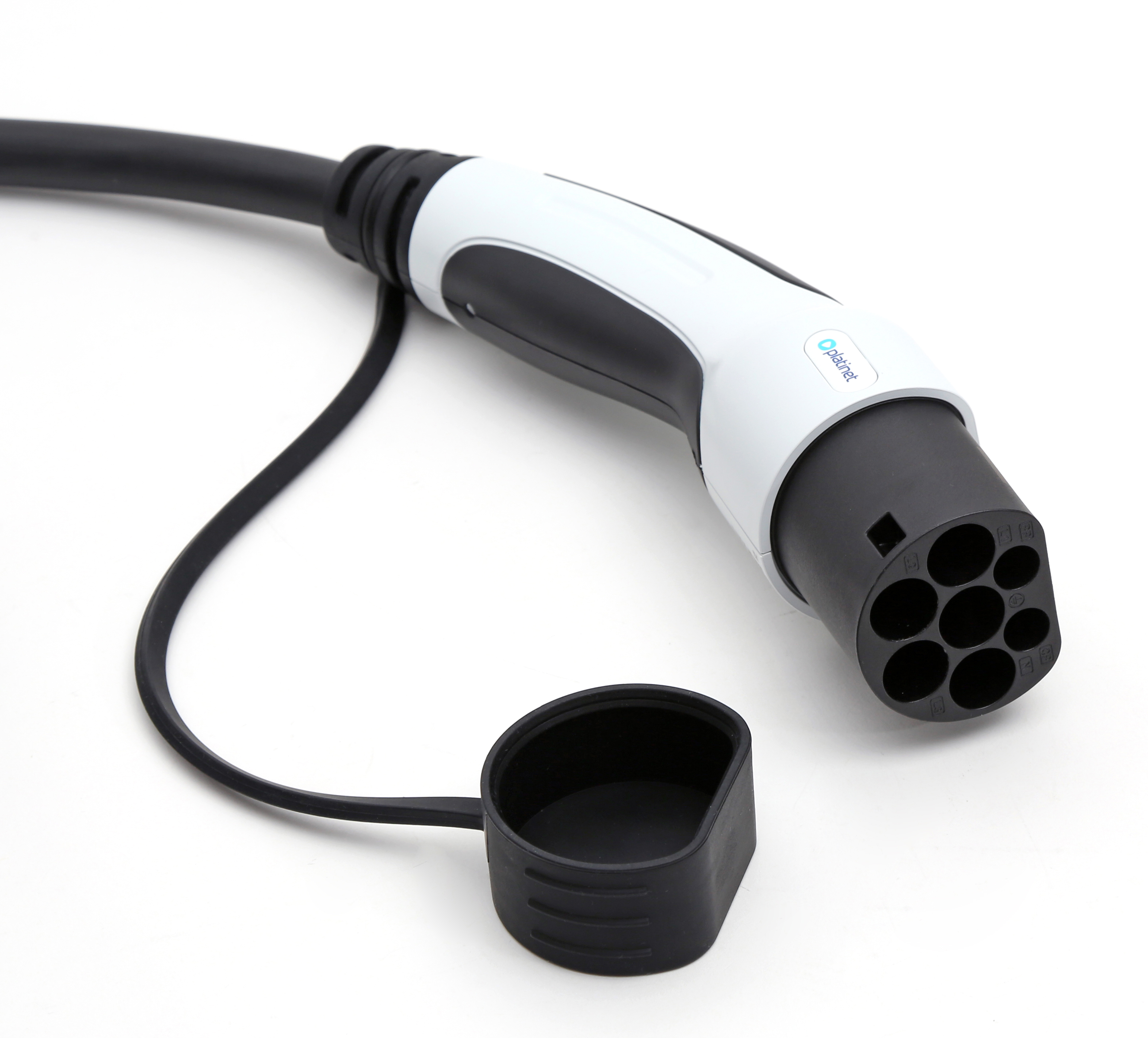 Un connettore di ricarica per veicoli elettrici con cavo nero e cappuccio protettivo, su sfondo bianco.