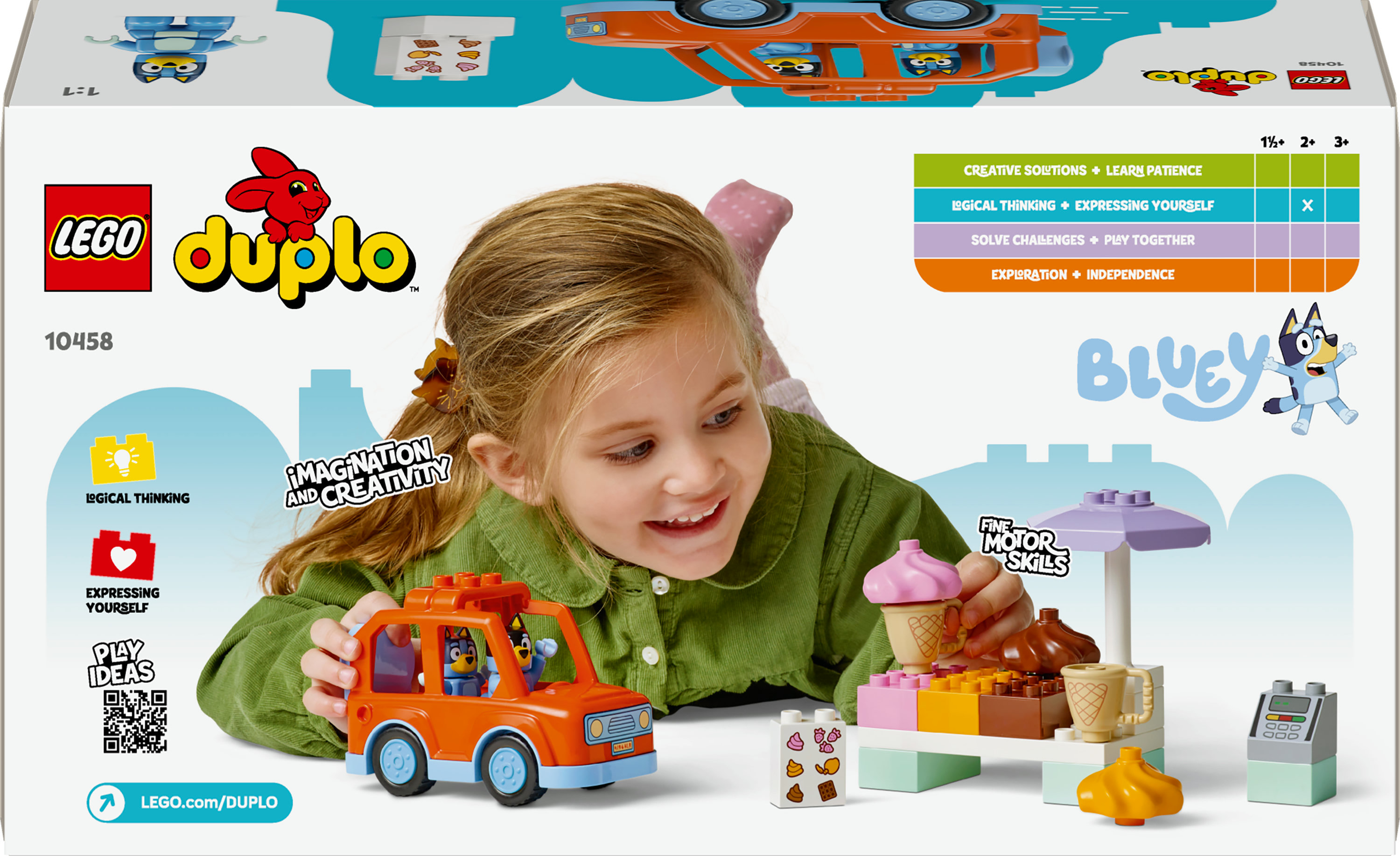 Dziewczynka uśmiecha się, bawiąc się zestawem Lego Duplo. Zestaw zawiera samochód i stoisko z jedzeniem z figurkami Bluey.