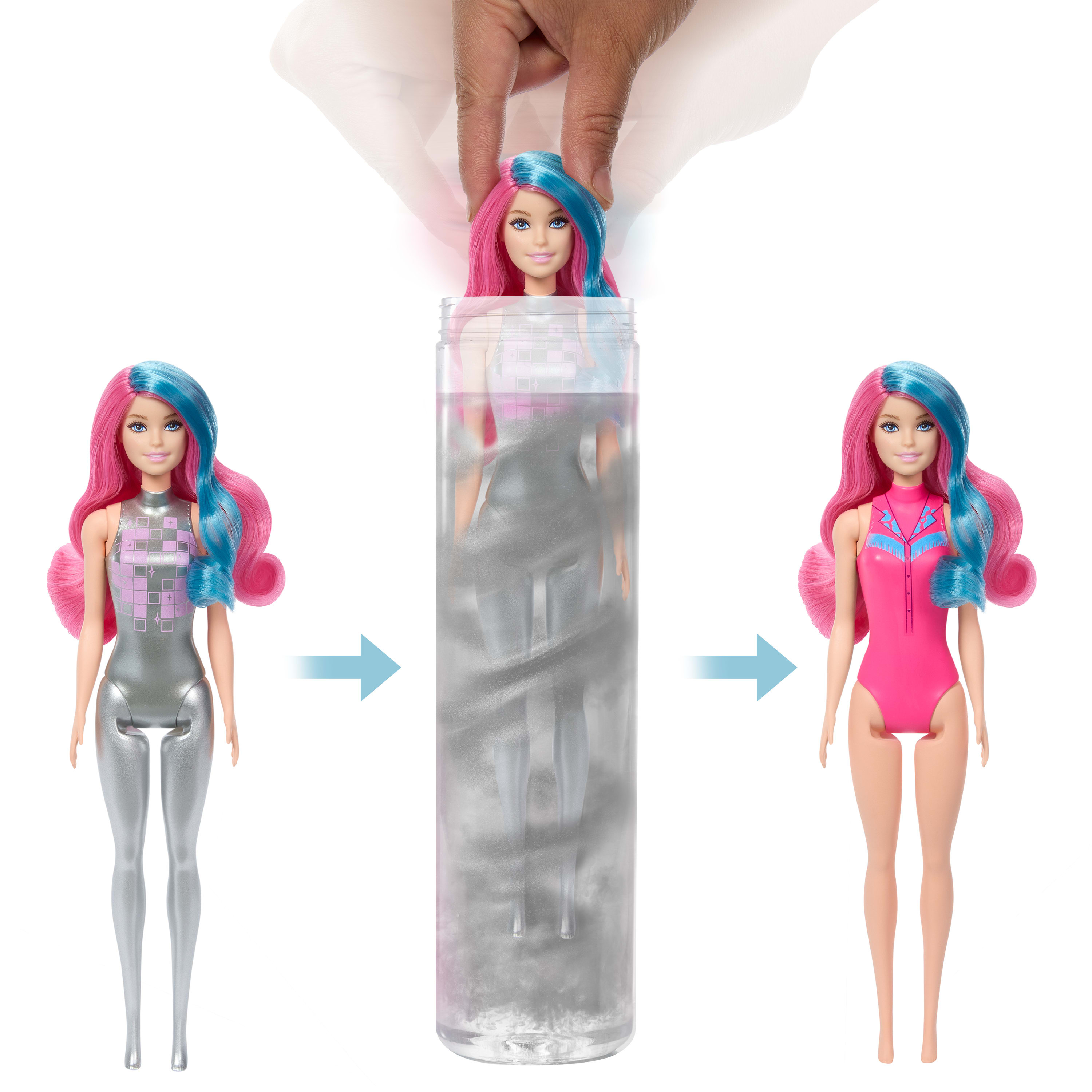 Una transformación de muñeca Barbie: el traje plateado se convierte en un traje de baño rosa. Una mano sostiene la cabeza de la muñeca sobre un tubo.