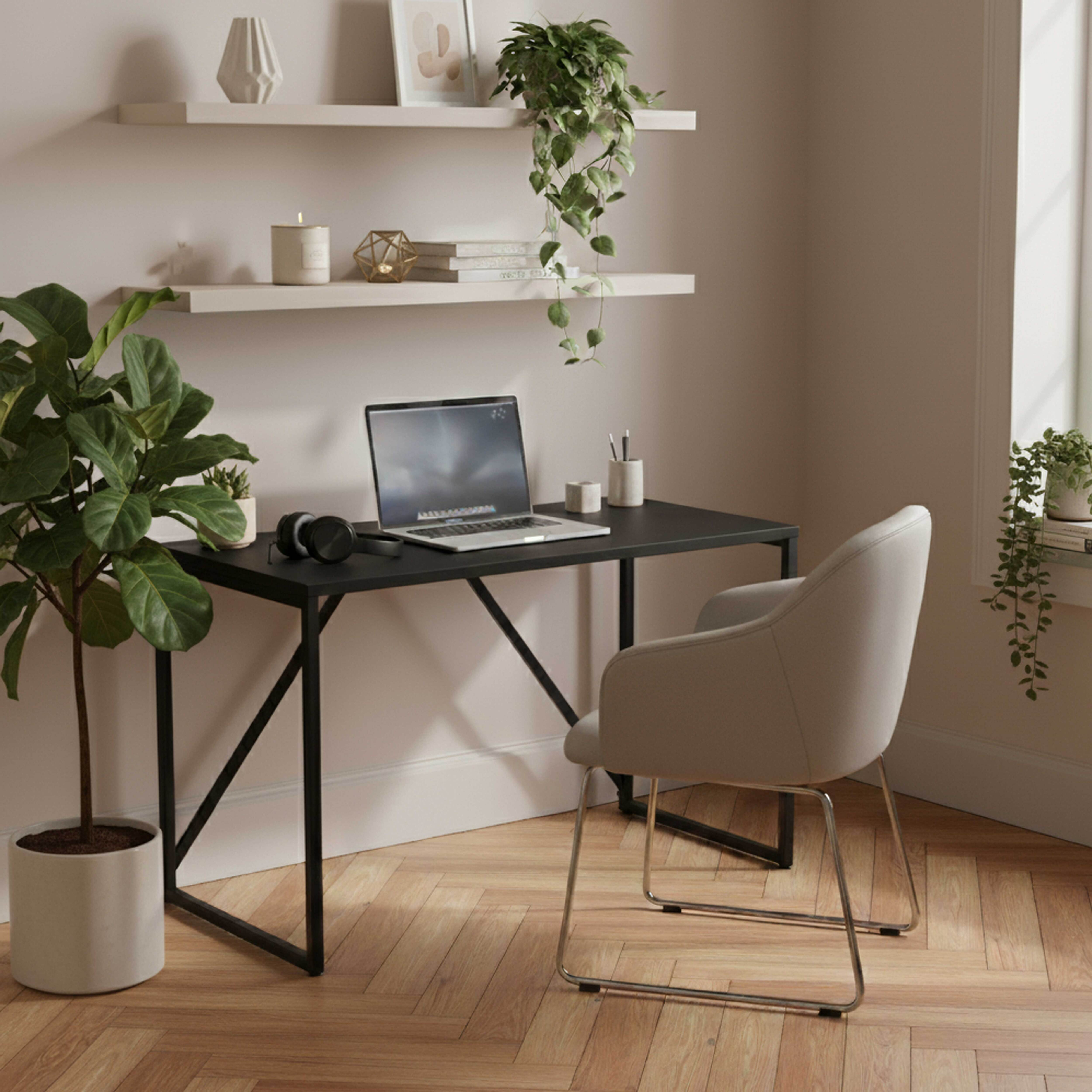Moderne Heimbüroeinrichtung mit Schreibtisch, Laptop, Stuhl, Pflanzen und Regalen. Holzfußboden und neutrale Wandfarben.