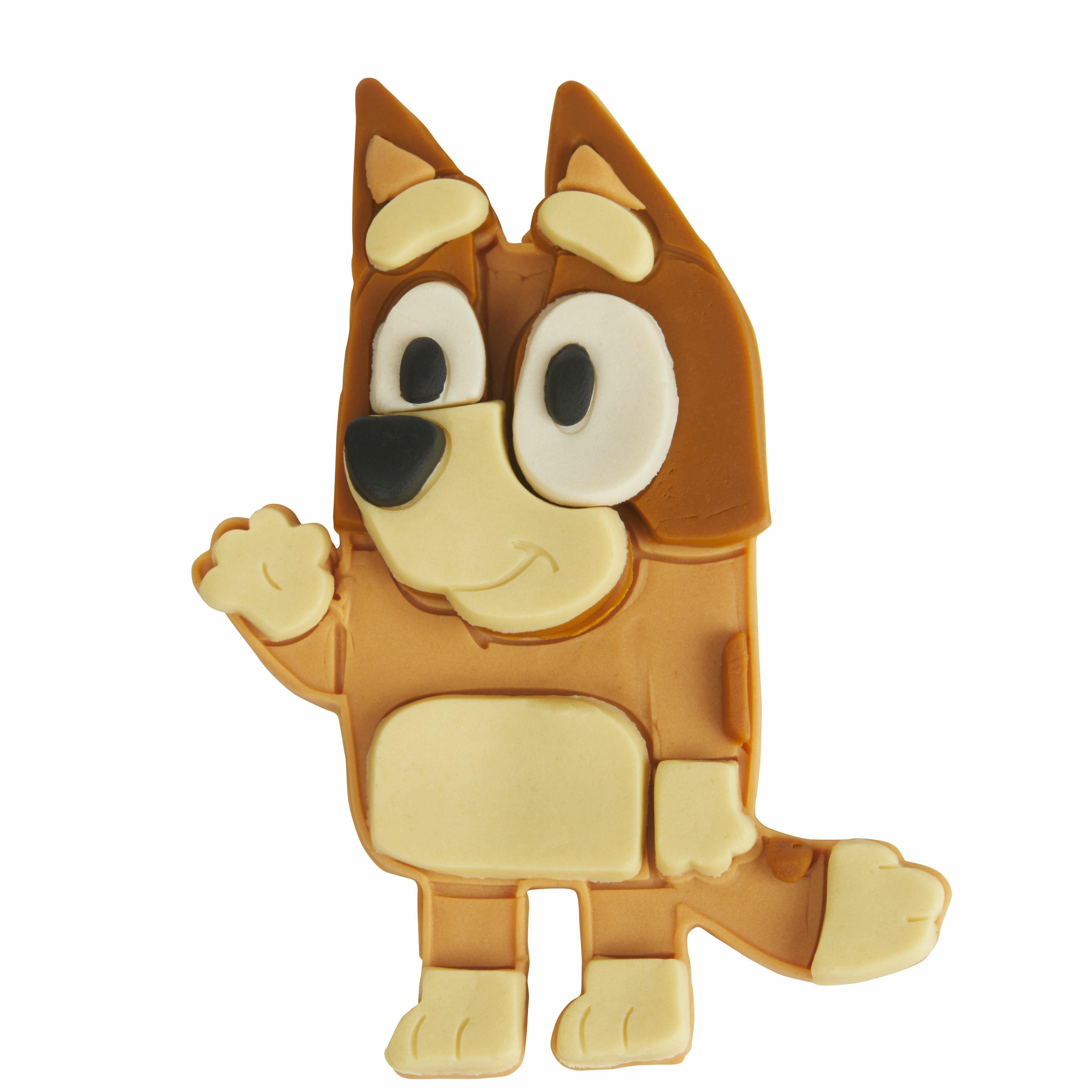 Una figura de perro de dibujos animados en marrón y crema. Tiene una cara sonriente y está saludando.