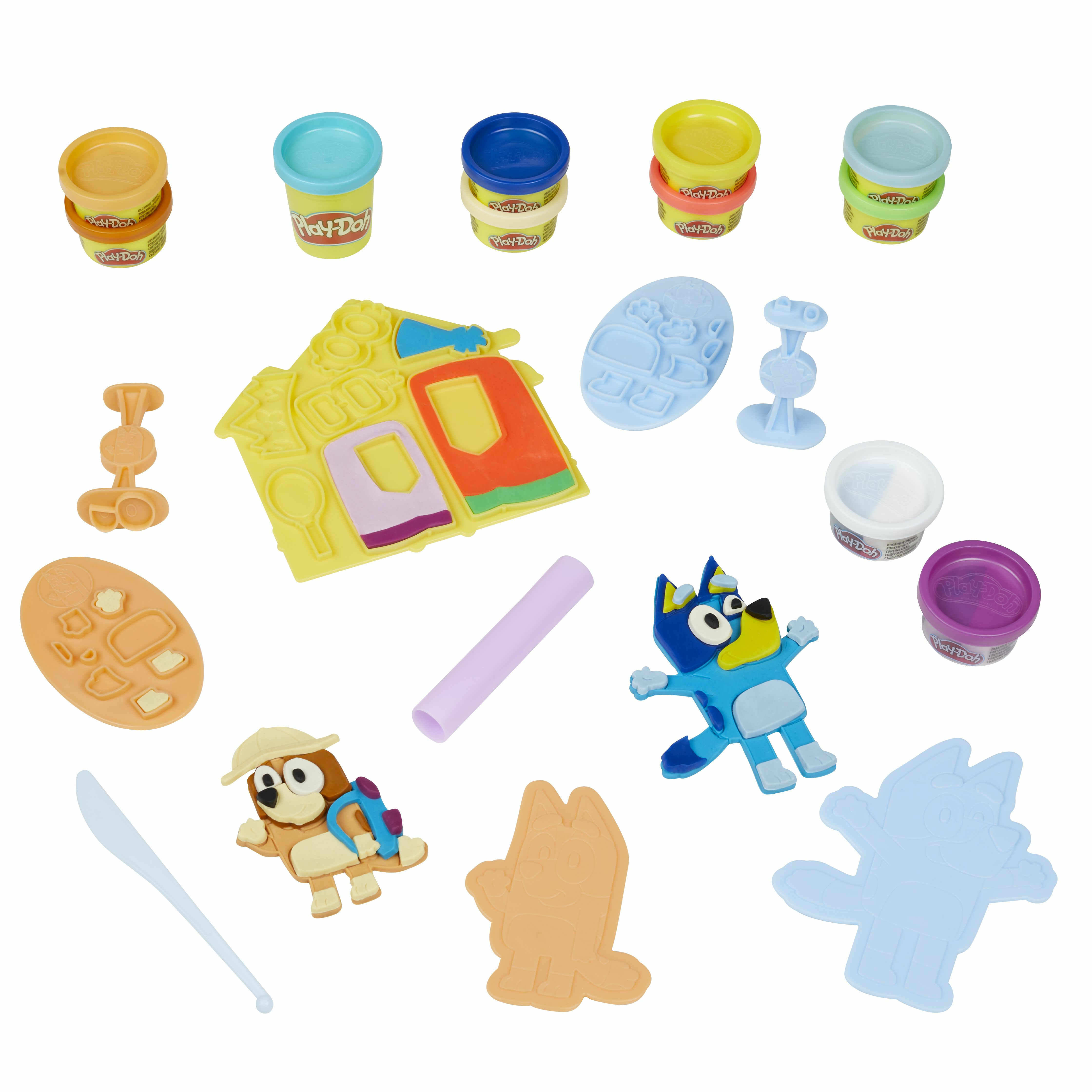 Juego de Play-Doh con botes de varios colores, moldes de personajes, cortadores y herramientas. Se ven formas de Bluey y Bingo.