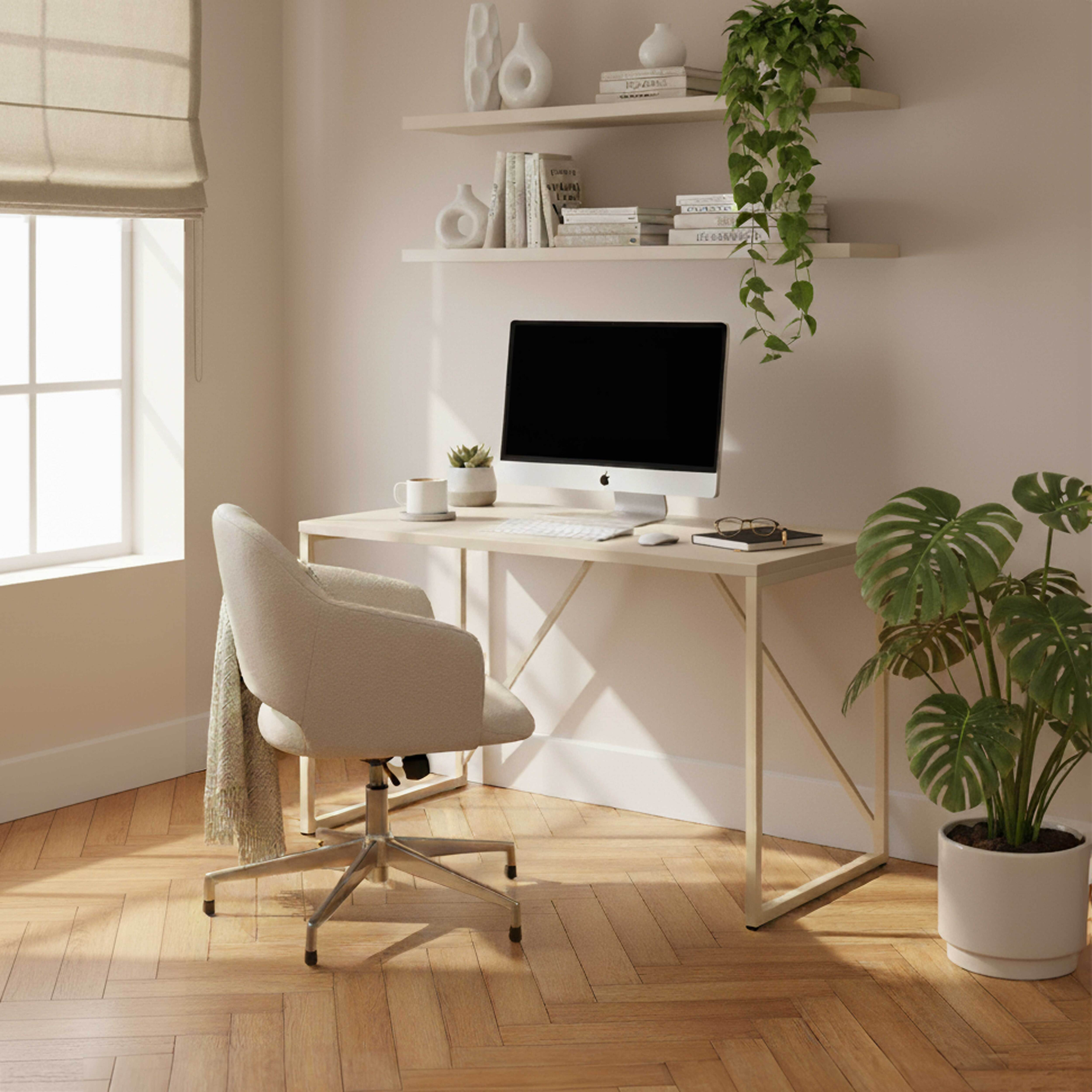 Ein modernes Heimbüro mit Schreibtisch, Stuhl, Computer, Pflanzen und Regalen mit Dekoration. Der Raum hat Tageslicht.