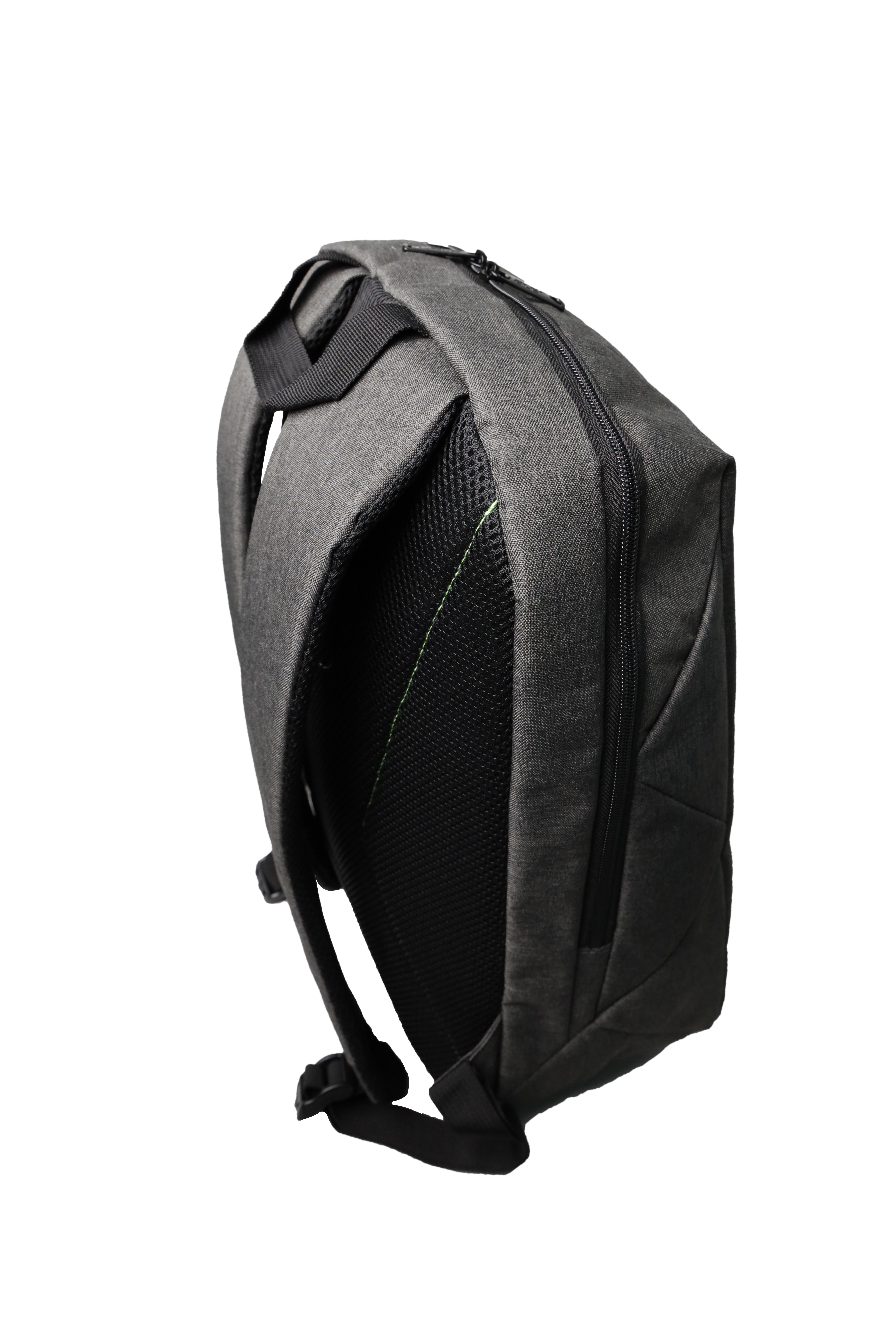 Ein grauer Rucksack mit schwarzen Trägern und Reißverschluss ist vor weißem Hintergrund abgewinkelt.