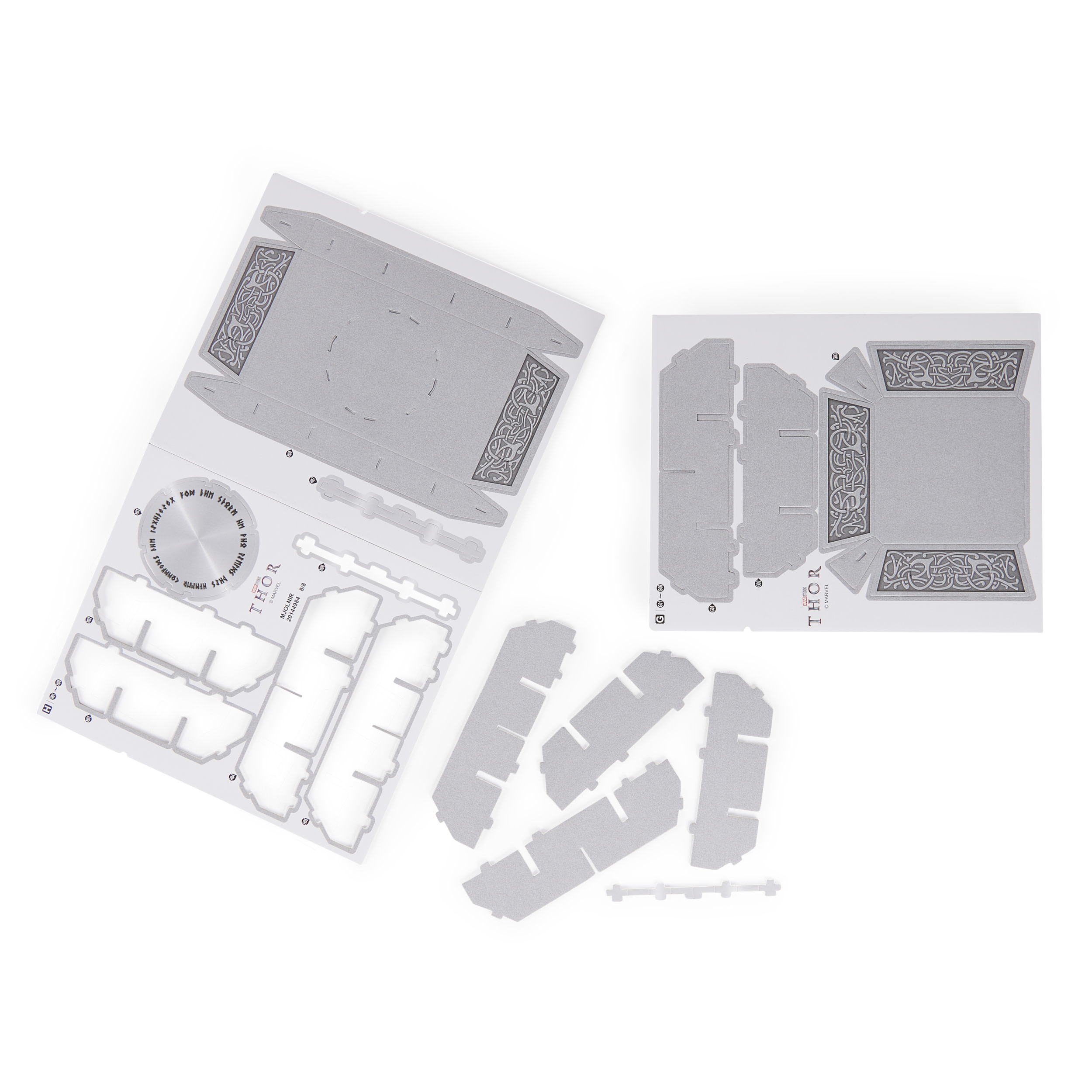 Szare metalowe arkusze z wycięciami do zestawu modelu Thora, w tym części i instrukcje, na białym tle.