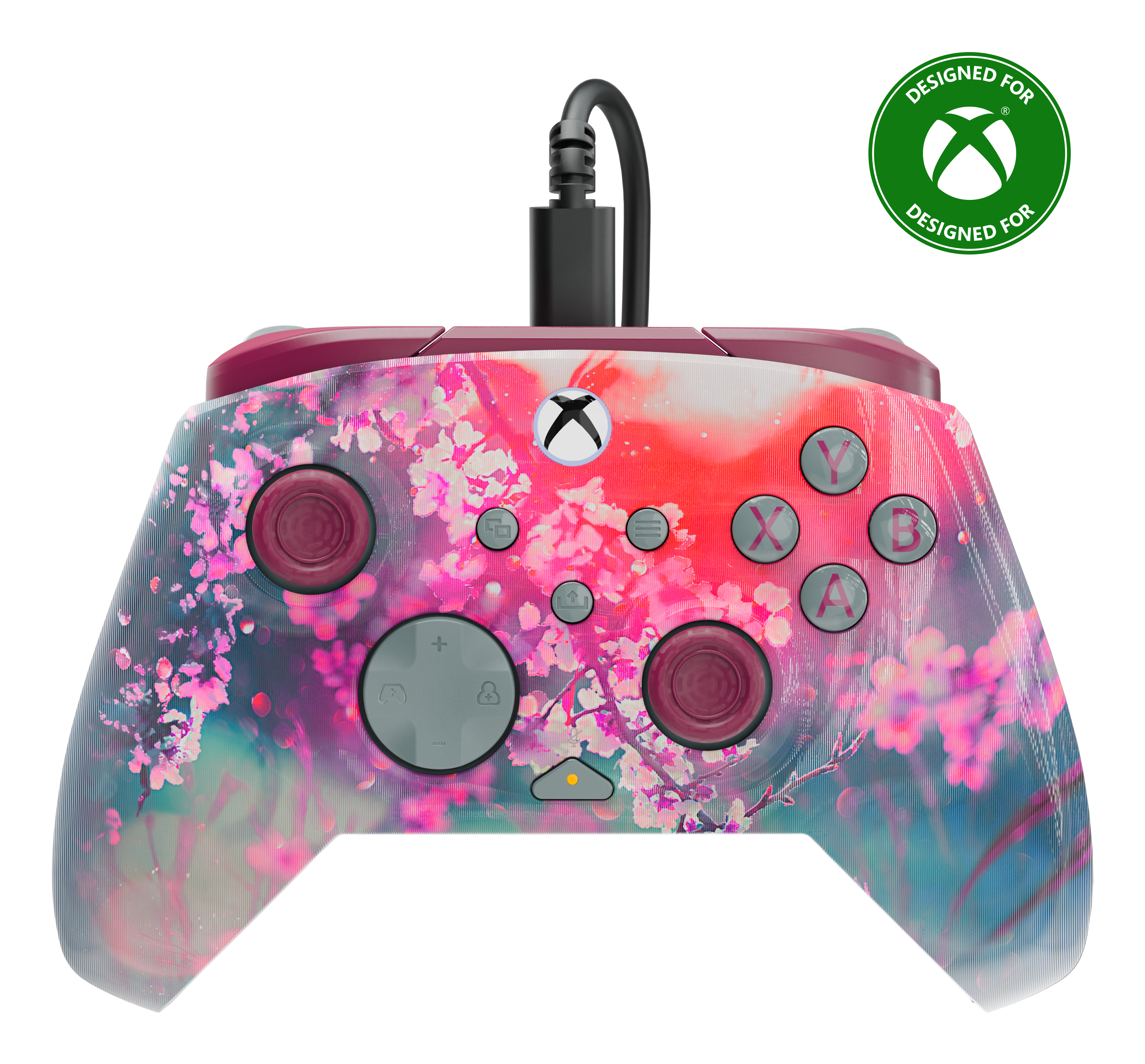 Xbox-Controller mit floralem Design, verbunden mit einem Kabel. Der Controller hat Knöpfe und ein 'Designed for Xbox'-Logo.
