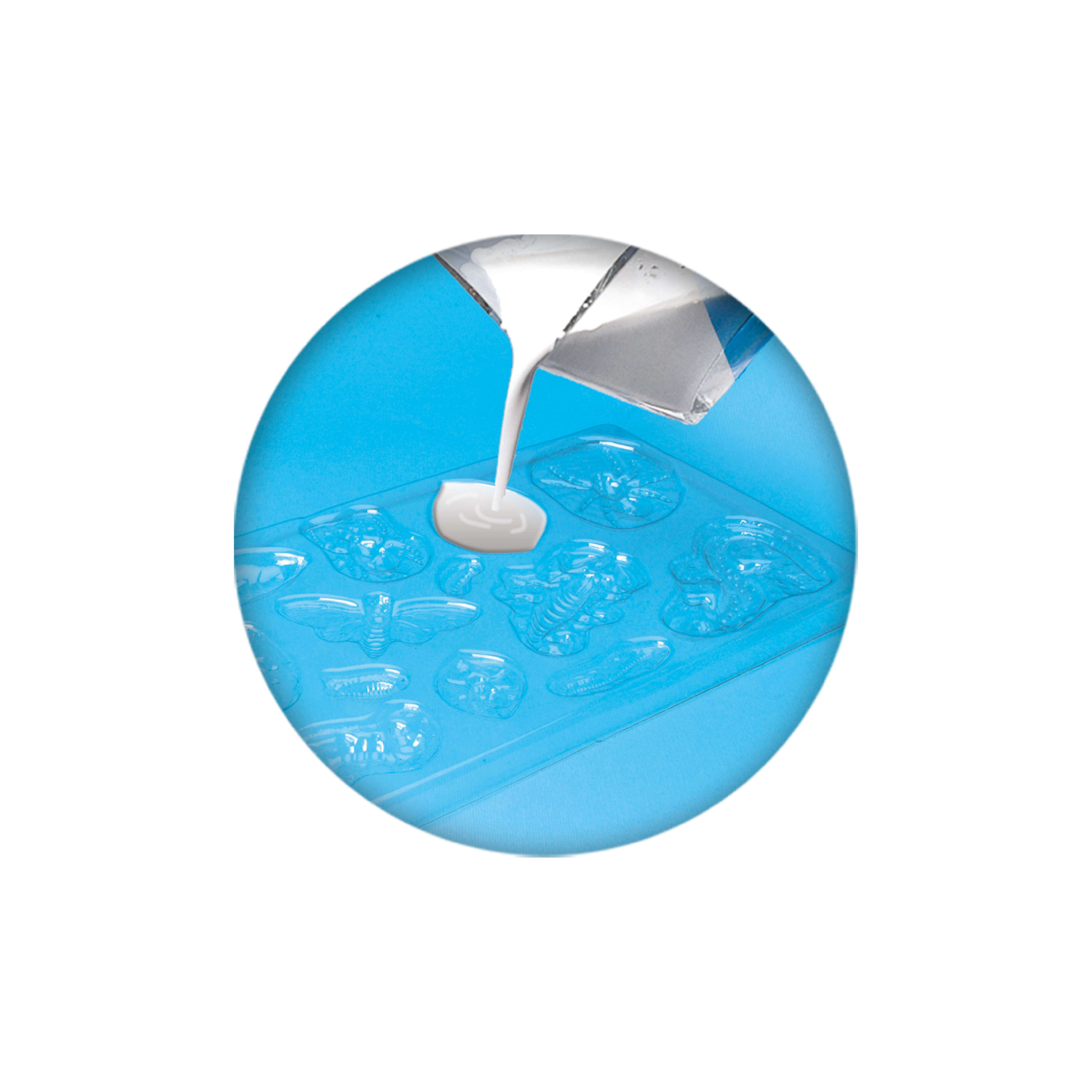 Biały płyn wlewa się do niebieskiej formy o różnych kształtach. Obraz jest w okrągłej ramie.