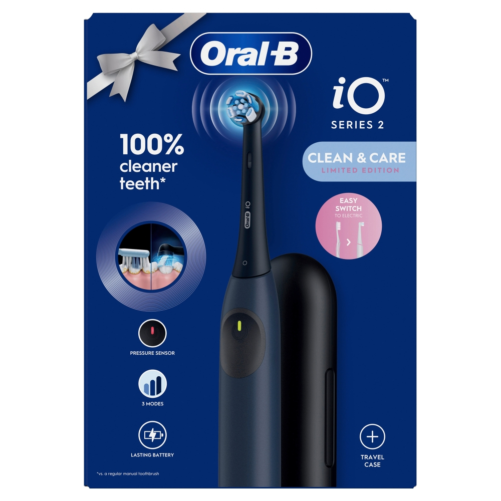 Spazzolino elettrico Oral-B iO Serie 2 su sfondo blu. 100% denti più puliti, sensore di pressione, 3 modalità e custodia da viaggio.