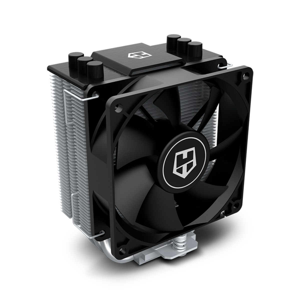 Ein schwarzer CPU-Kühler mit einem Lüfter. Der Kühler hat silberne Lamellen und einen schwarzen Lüfter mit weißem Logo. Der Hintergrund ist weiß.