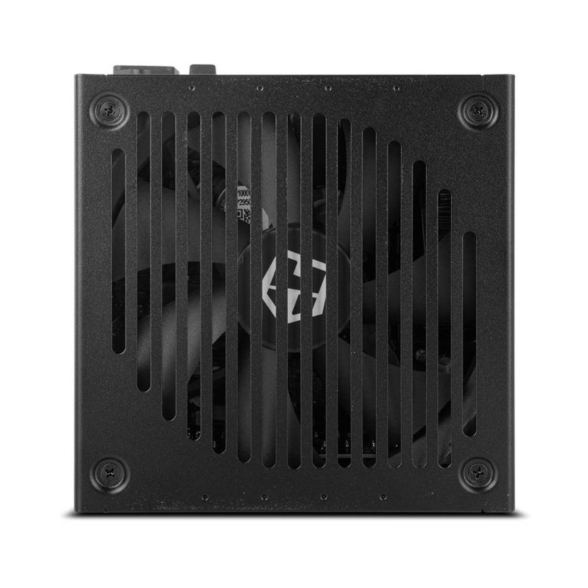 Czarny zasilacz komputerowy. Ma wentylator za metalową kratką z pionowymi prętami. Wentylator ma logo pośrodku.