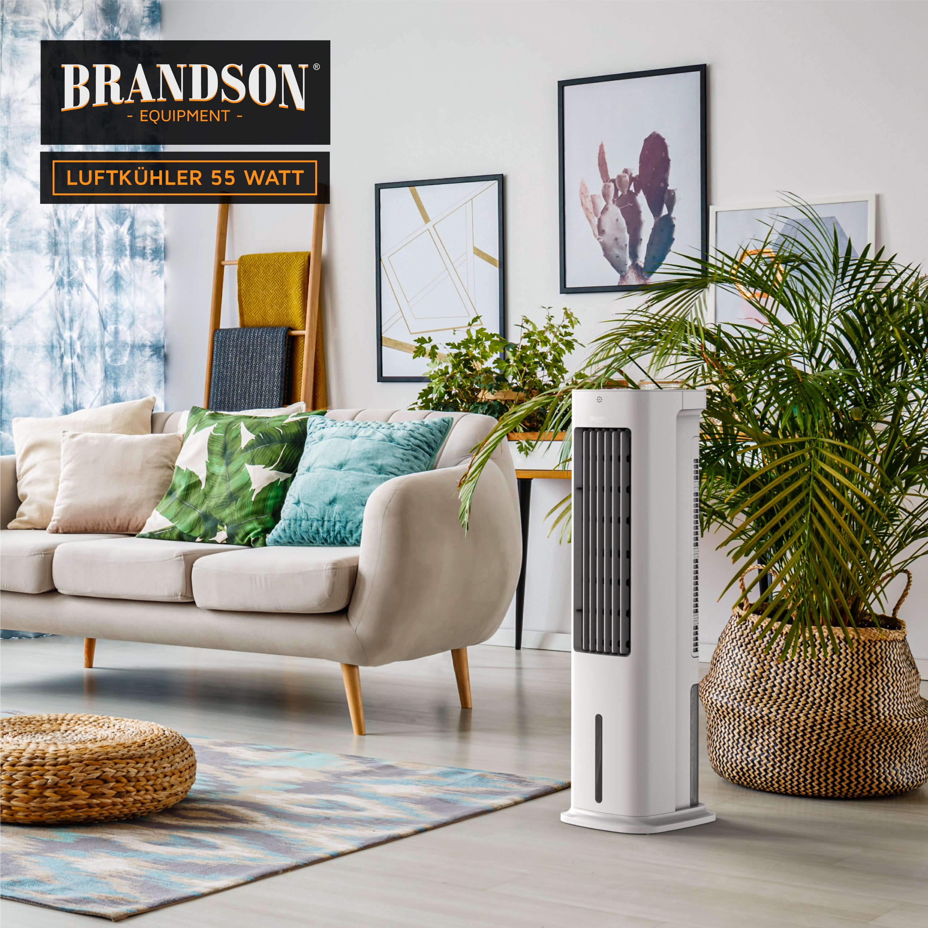 Wohnzimmer mit Sofa, Kissen, Teppich, Pflanzen und einem weißen Luftkühler. Brandson-Logo sichtbar.