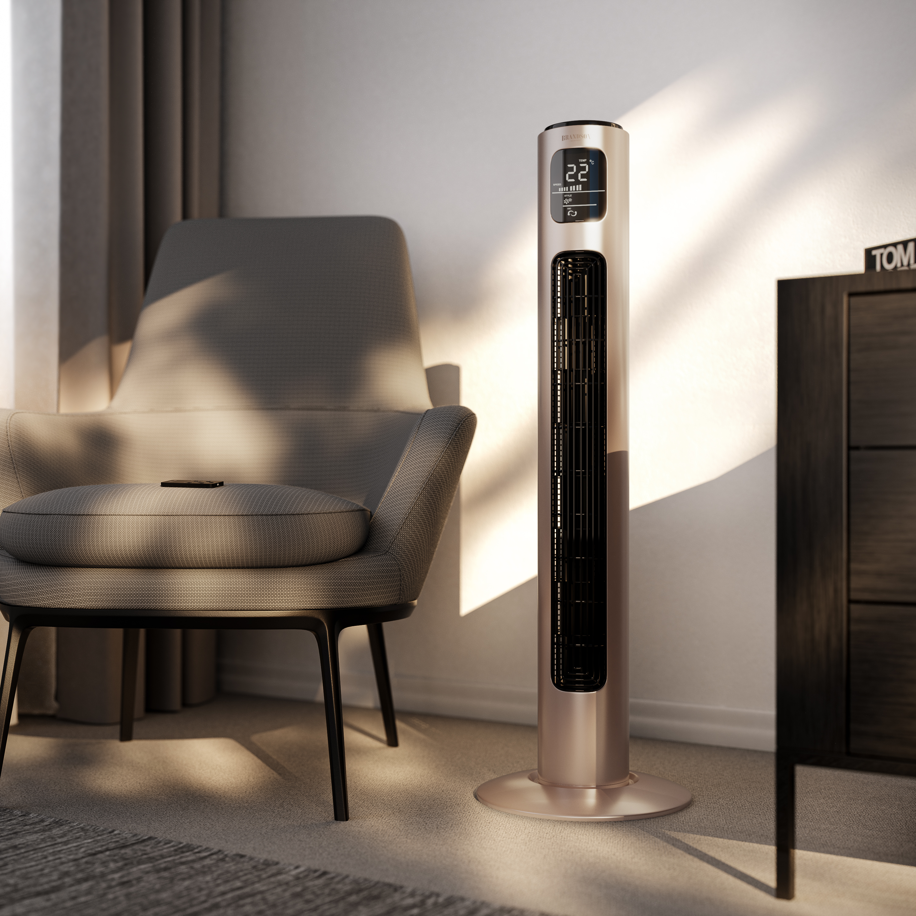 Ein modernes Zimmer mit Ventilator, Stuhl und Schrank. Der Ventilator ist golden, der Stuhl grau und der Schrank dunkel.