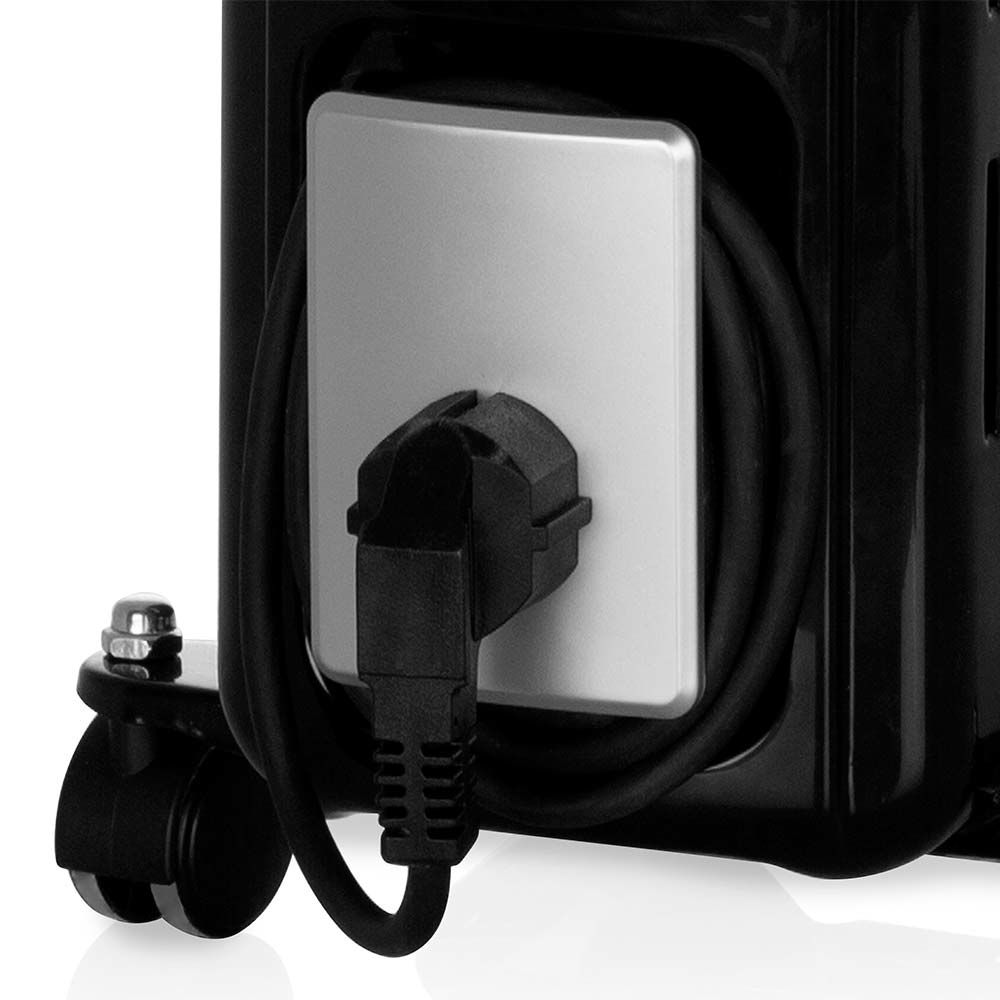 Czarny przewód zasilający podłączony do srebrnego gniazdka w czarnym urządzeniu. Czarne koło po lewej stronie.