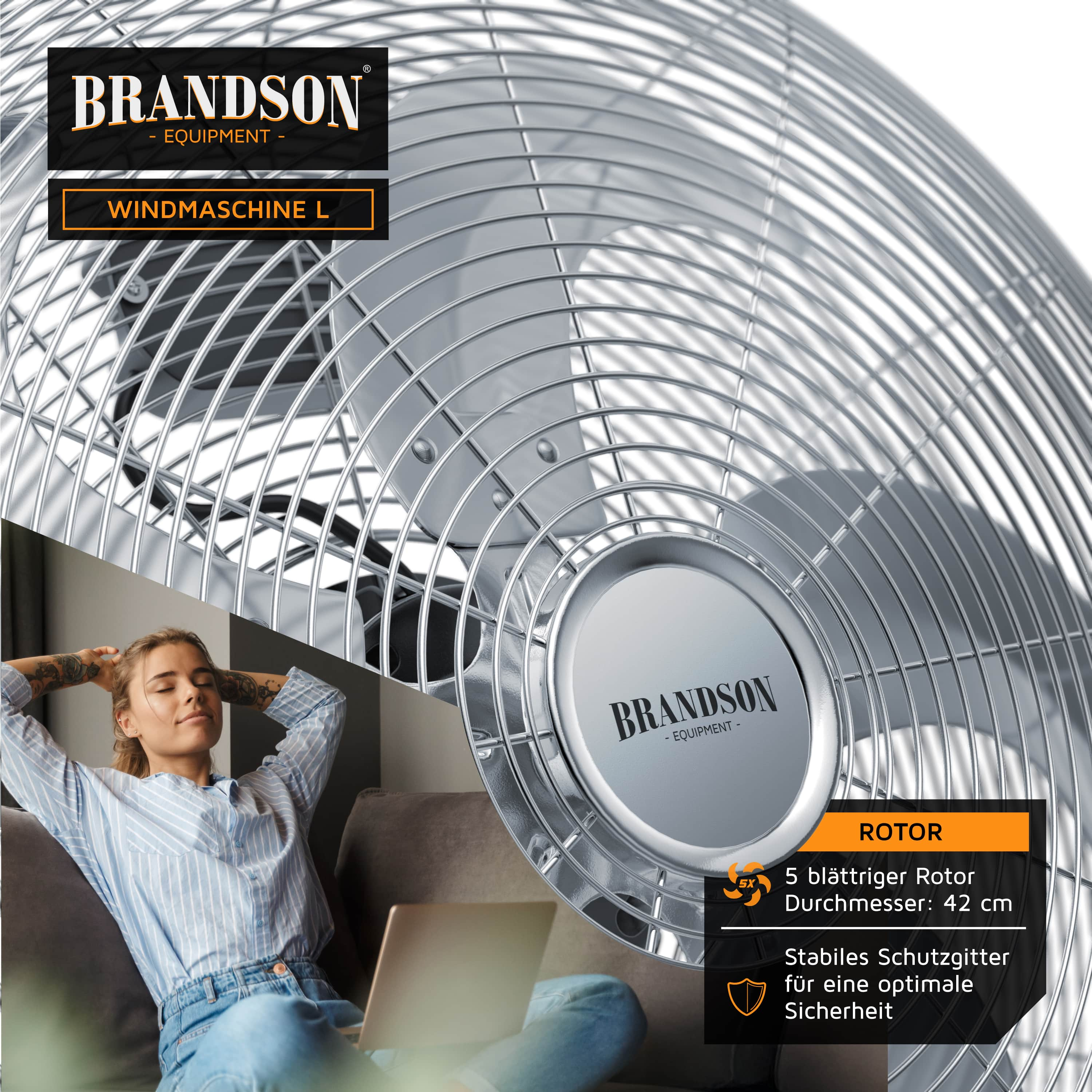Eine Frau entspannt sich in der Nähe eines Ventilators. Der Ventilator ist silber. Die Marke ist BrandsON. Der Rotor hat 5 Blätter.