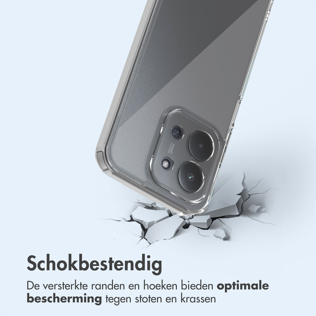 Een telefoon in een doorzichtige hoes ligt op gebroken witte tegels. De hoes wordt beschreven als schokbestendig, met versterkte randen.