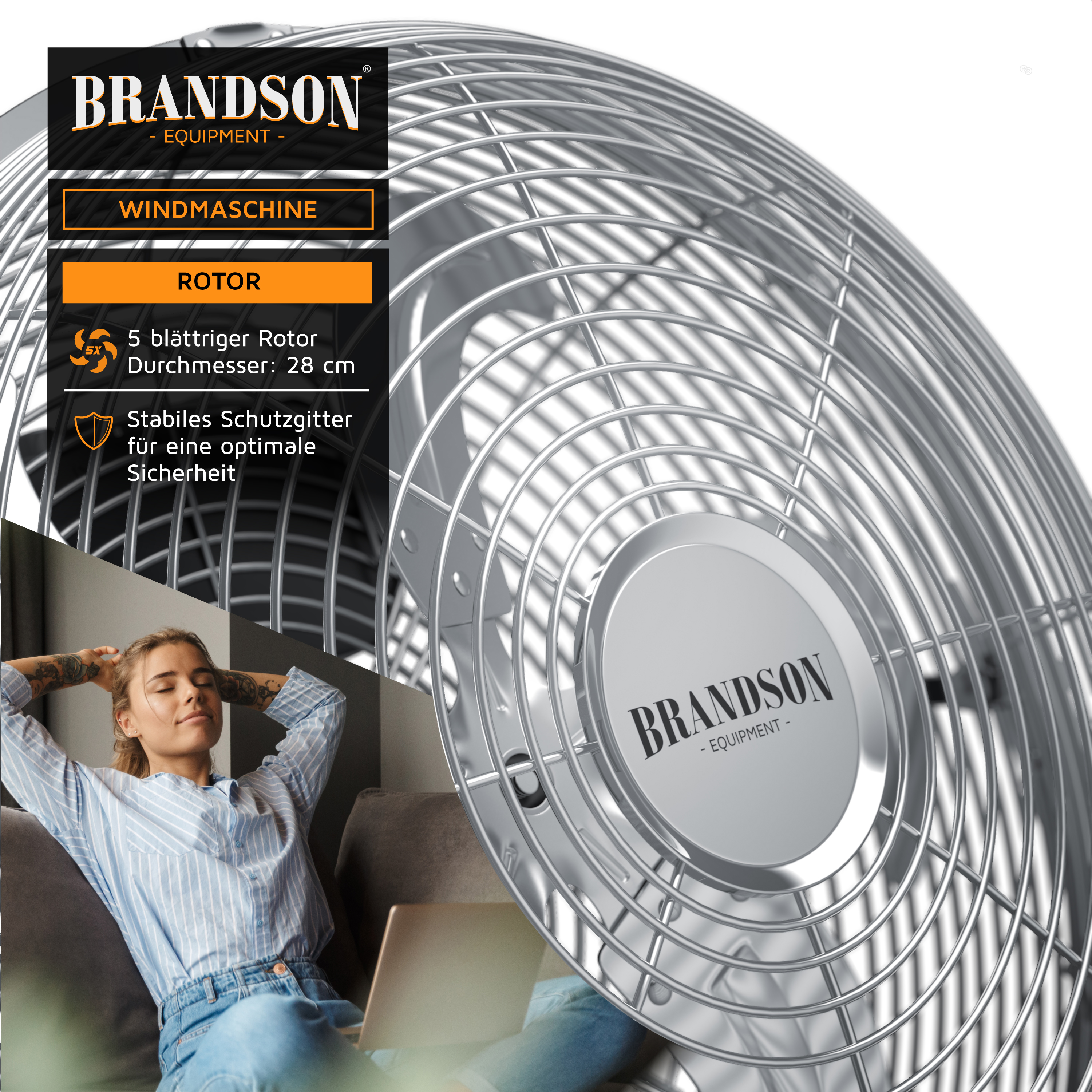 Eine Frau entspannt sich in der Nähe eines Ventilators. Der Ventilator hat ein Metallgitter. Das Logo des Ventilators ist darauf. Die Frau sitzt auf einem Sofa mit einem Laptop.
