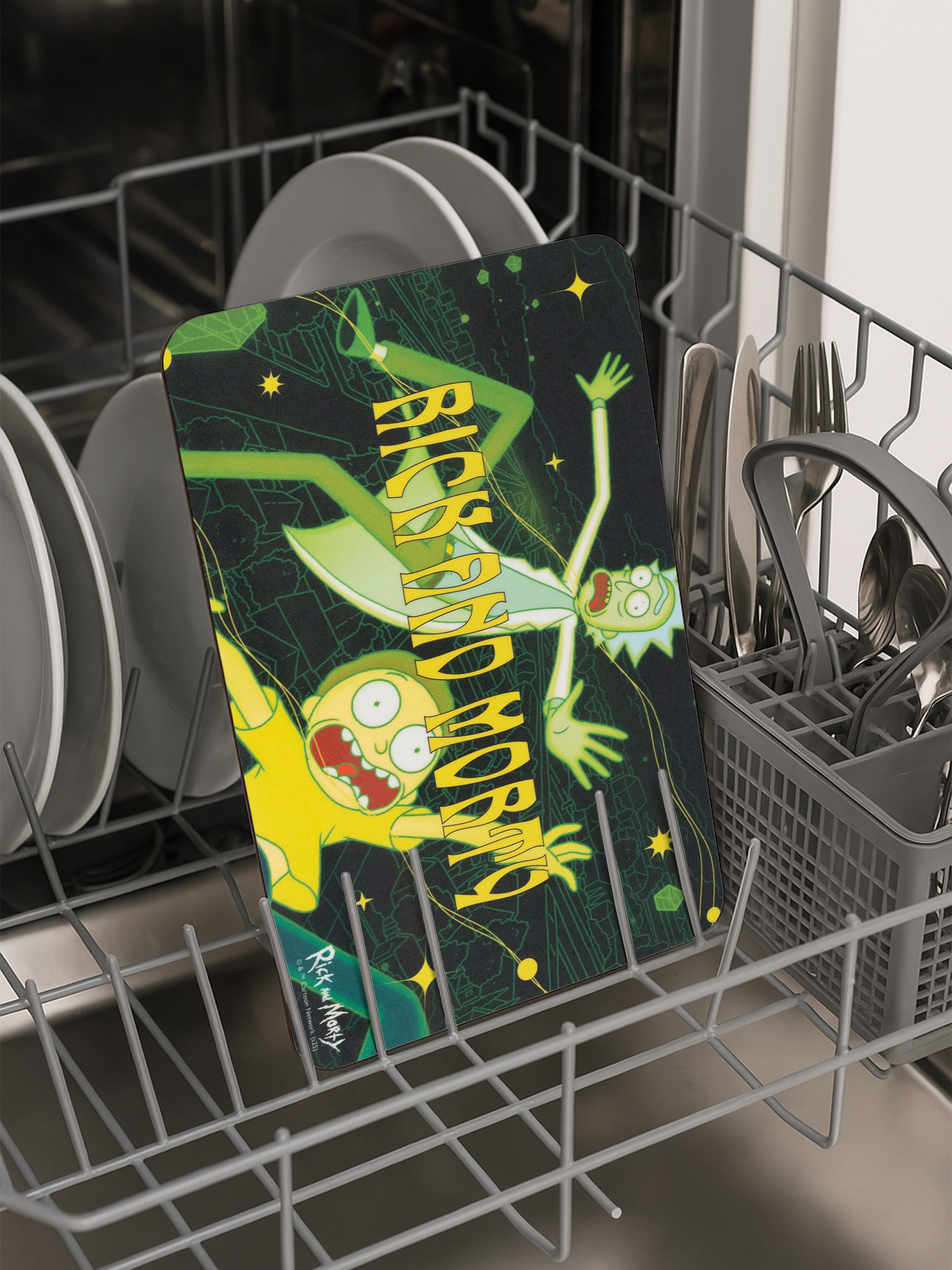 Eine 'Rick and Morty'-Matte in einer Spülmaschine. Es hat das Logo und die Charaktere der Show. Teller und Besteck sind ebenfalls sichtbar.