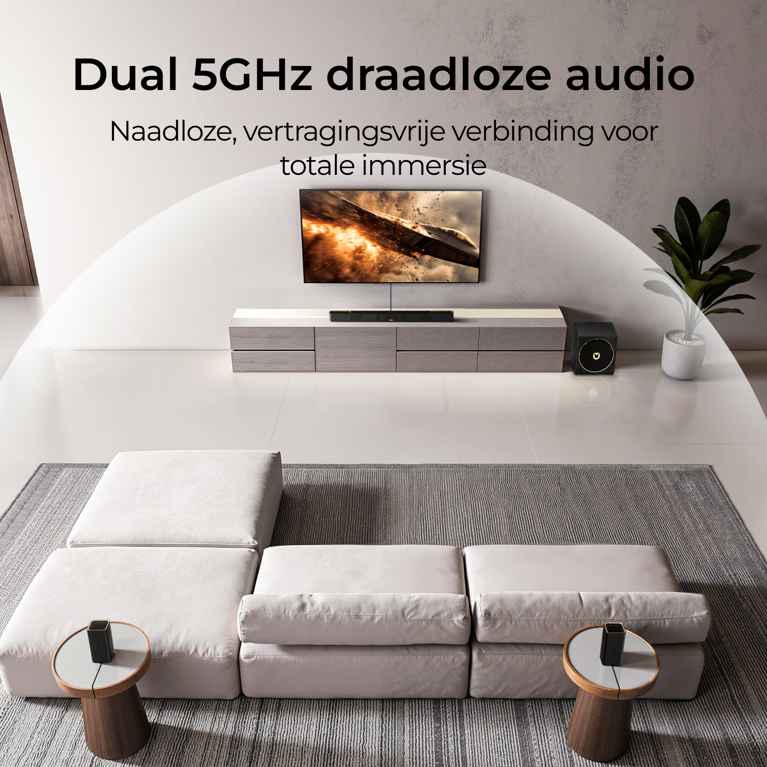 Salon moderne avec canapé blanc, TV et système audio. Texte: 'Audio sans fil Dual 5GHz' et 'connexion fluide et sans décalage'.